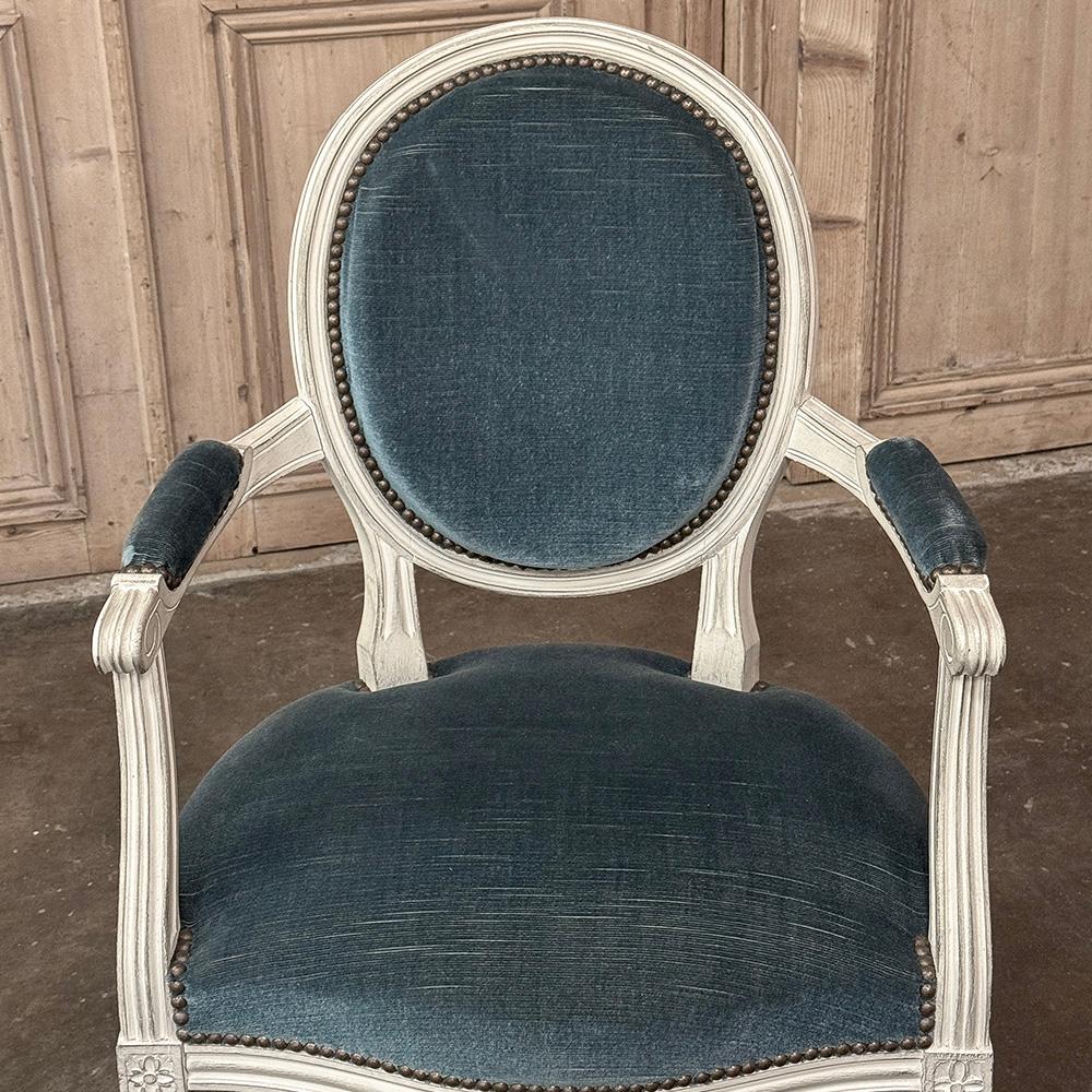 Ensemble de 8 chaises de salle à manger peintes de style Louis XVI et 2 fauteuils en vente 3