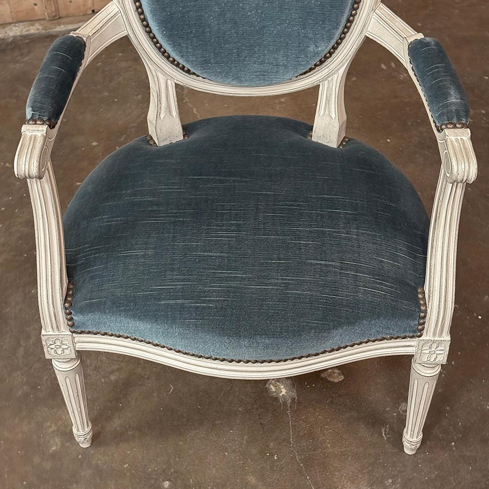 Ensemble de 8 chaises de salle à manger peintes de style Louis XVI et 2 fauteuils en vente 4
