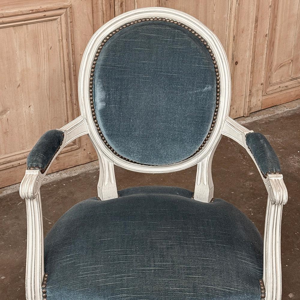 Ensemble de 8 chaises de salle à manger peintes de style Louis XVI et 2 fauteuils en vente 5