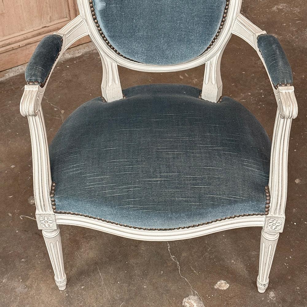 Ensemble de 8 chaises de salle à manger peintes de style Louis XVI et 2 fauteuils en vente 6