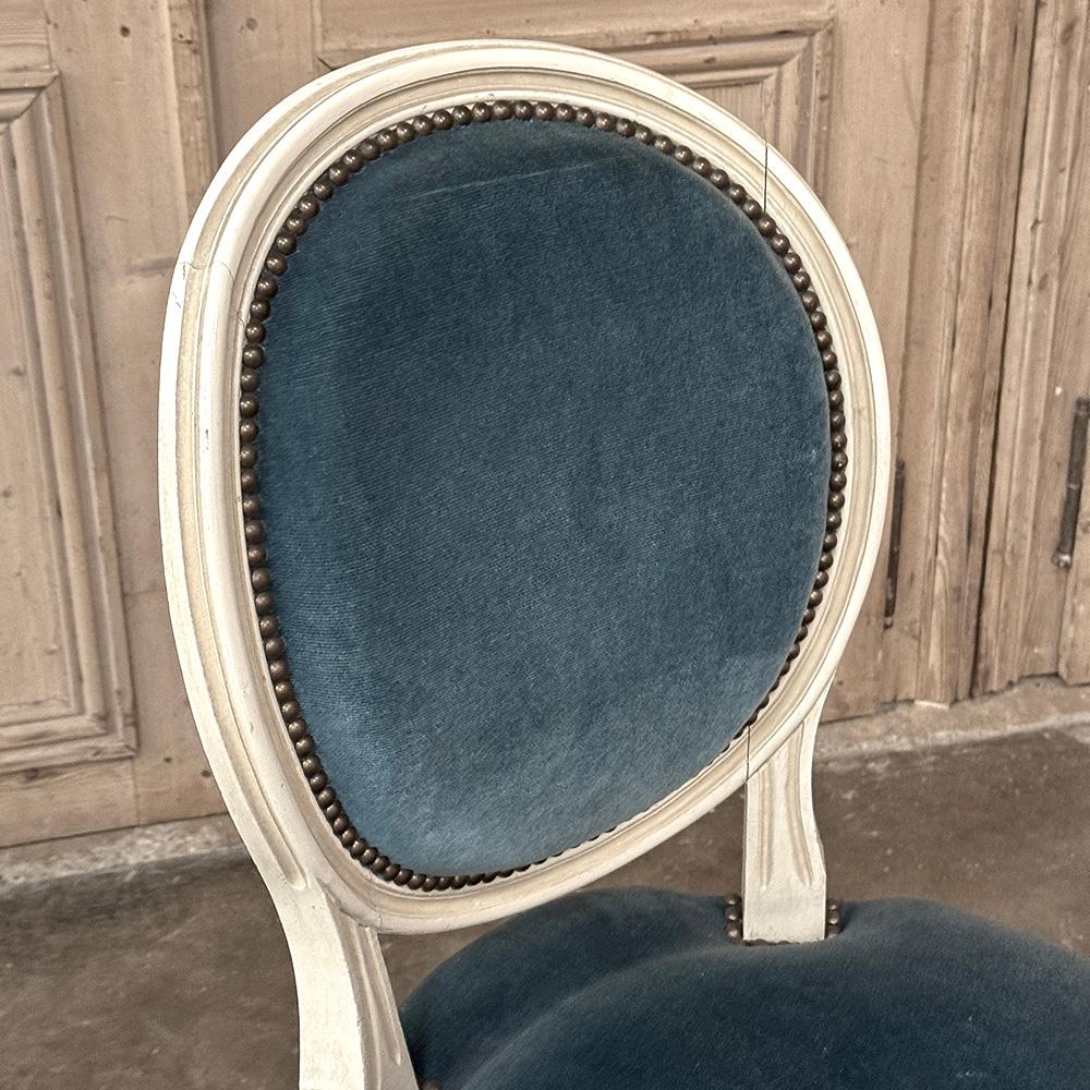 Ensemble de 8 chaises de salle à manger peintes de style Louis XVI et 2 fauteuils en vente 9