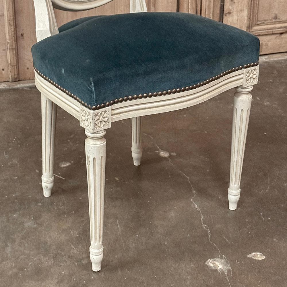 Ensemble de 8 chaises de salle à manger peintes de style Louis XVI et 2 fauteuils en vente 10