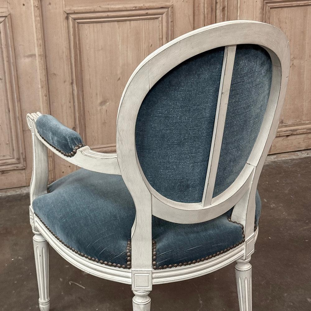 Ensemble de 8 chaises de salle à manger peintes de style Louis XVI et 2 fauteuils en vente 11