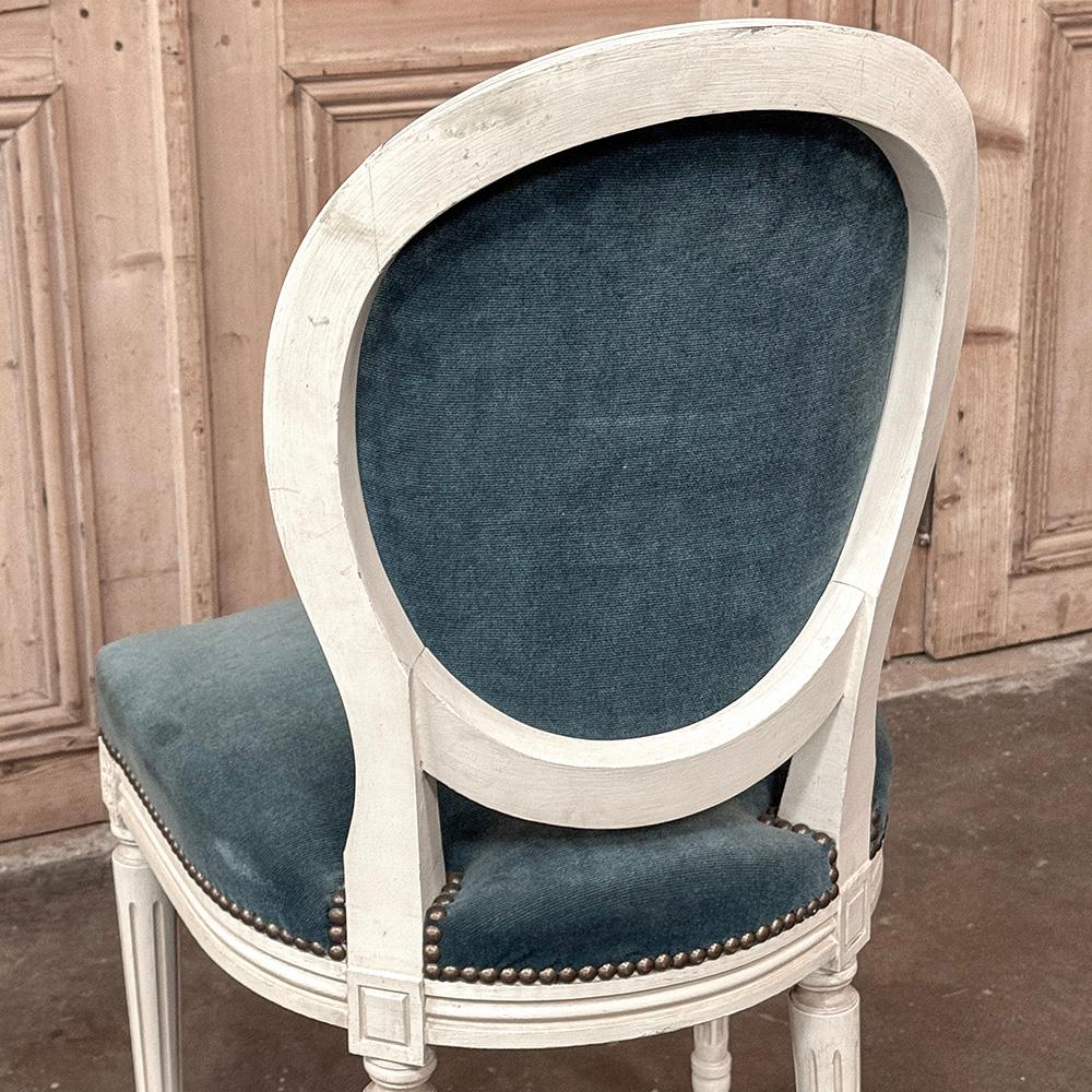 Ensemble de 8 chaises de salle à manger peintes de style Louis XVI et 2 fauteuils en vente 12