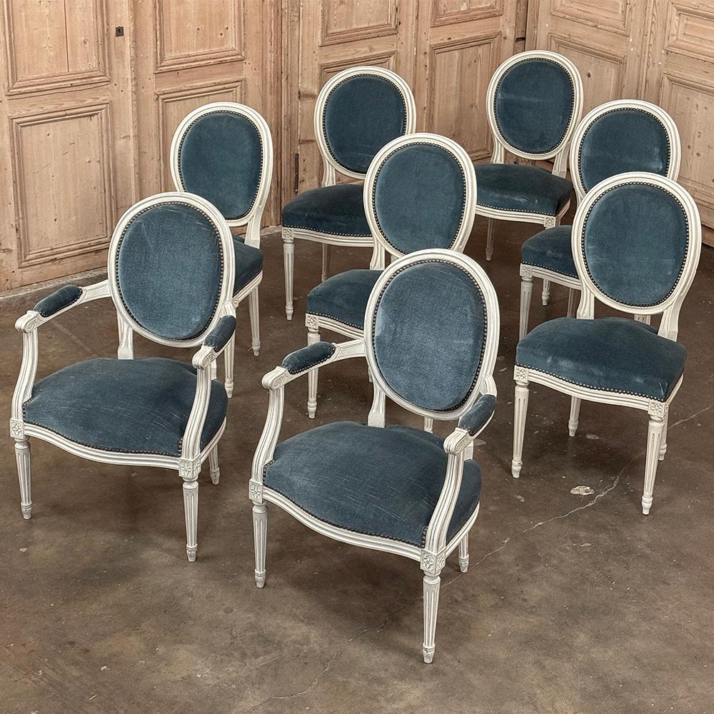 L'ensemble de 8 chaises de salle à manger peintes de style Louis XVI comprend 2 fauteuils et apportera un style classique, de la couleur et du confort à votre expérience de la salle à manger.  Fabriqué à partir de bois durs nobles, chaque siège est
