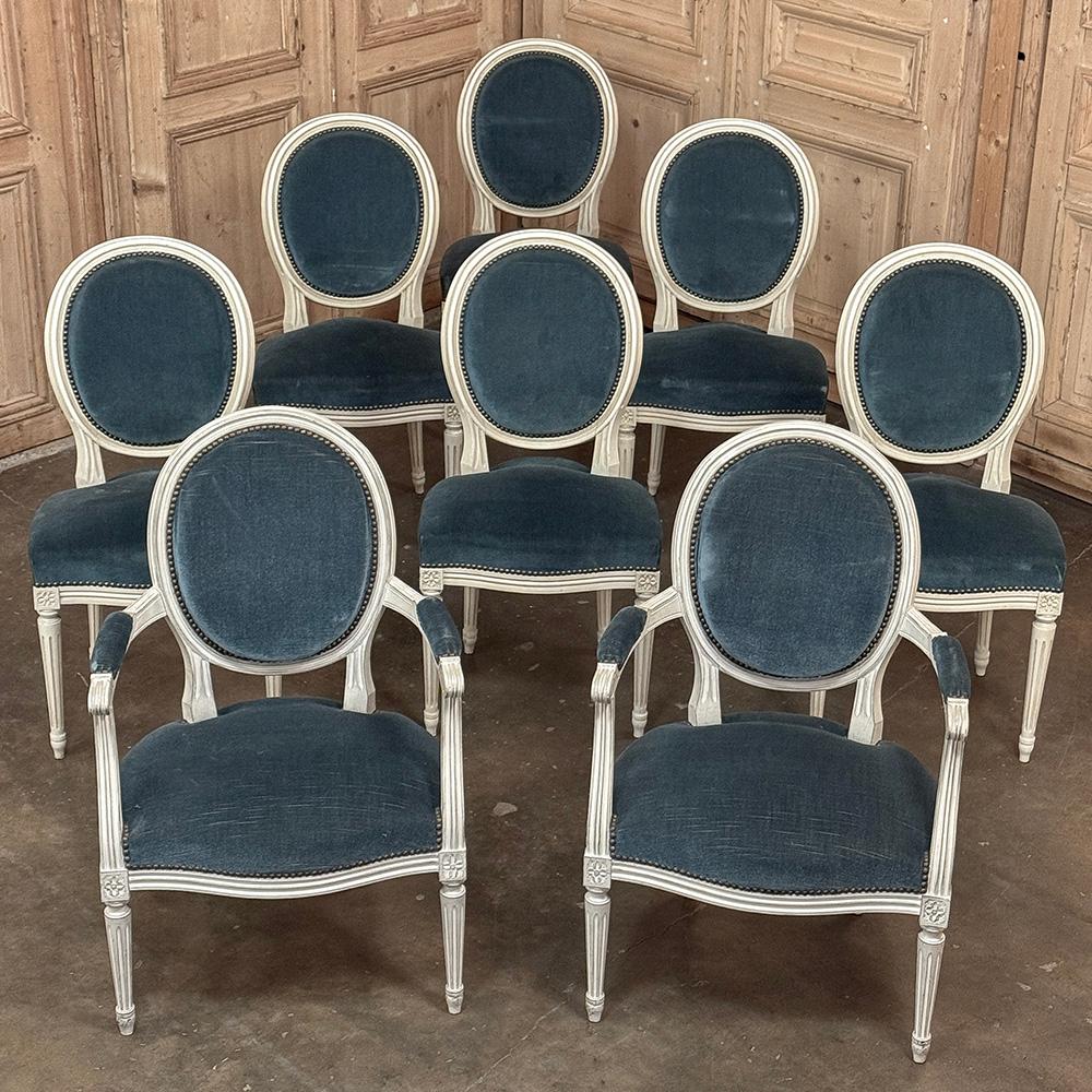 Français Ensemble de 8 chaises de salle à manger peintes de style Louis XVI et 2 fauteuils en vente