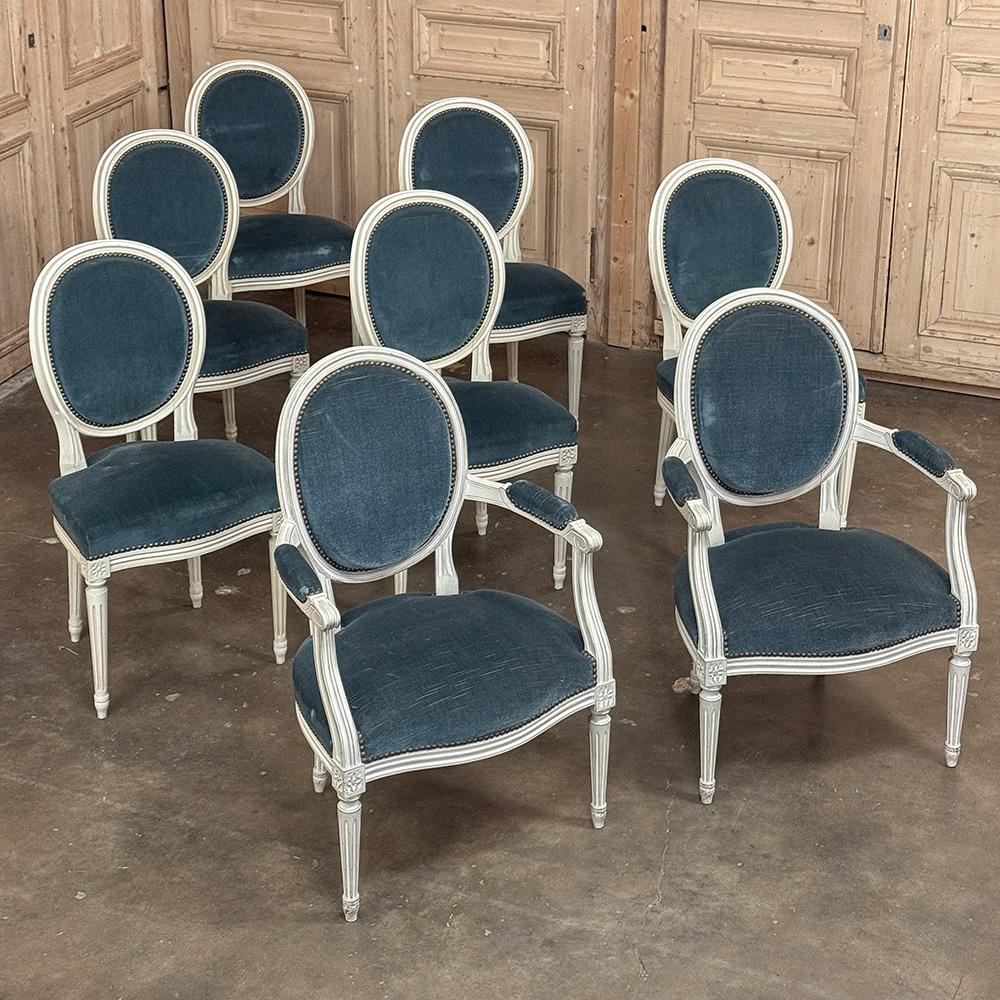 Sculpté à la main Ensemble de 8 chaises de salle à manger peintes de style Louis XVI et 2 fauteuils en vente