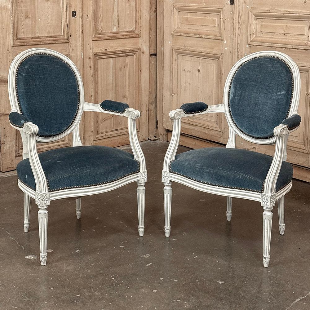 Ensemble de 8 chaises de salle à manger peintes de style Louis XVI et 2 fauteuils Bon état - En vente à Dallas, TX