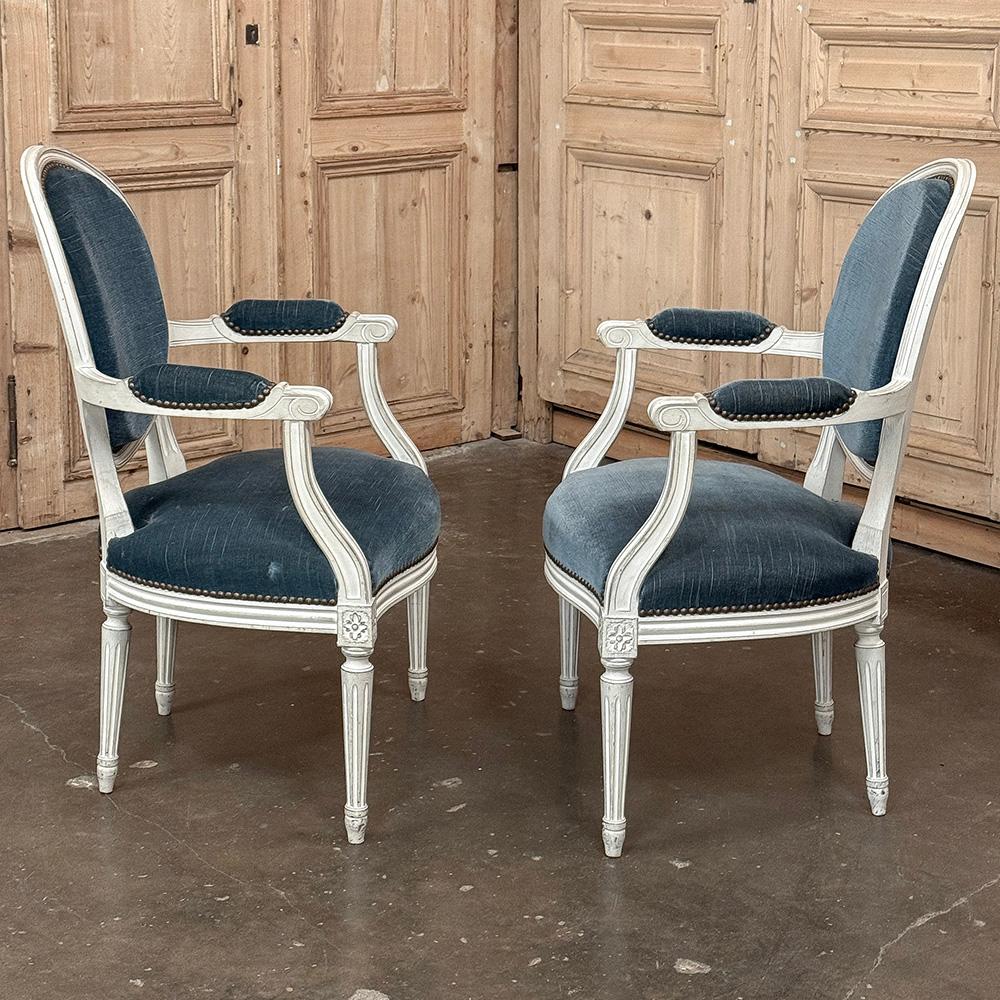 20ième siècle Ensemble de 8 chaises de salle à manger peintes de style Louis XVI et 2 fauteuils en vente