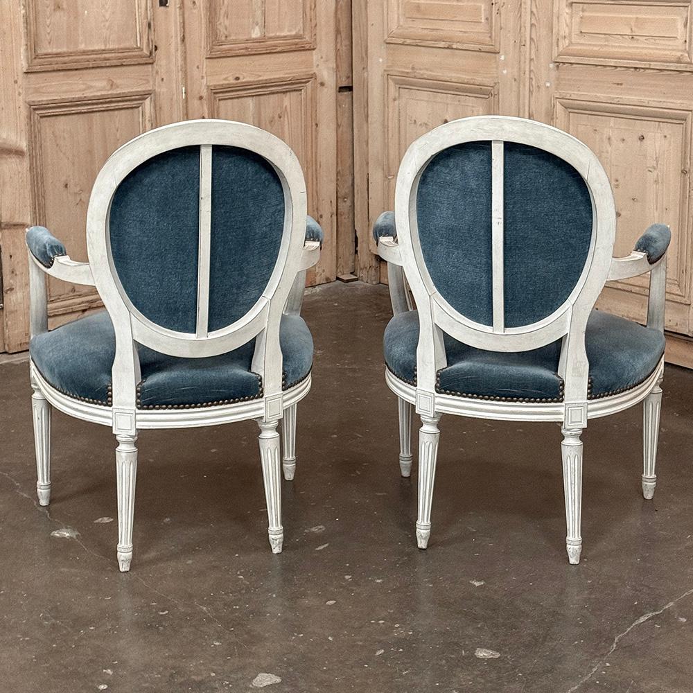 Mohair Ensemble de 8 chaises de salle à manger peintes de style Louis XVI et 2 fauteuils en vente