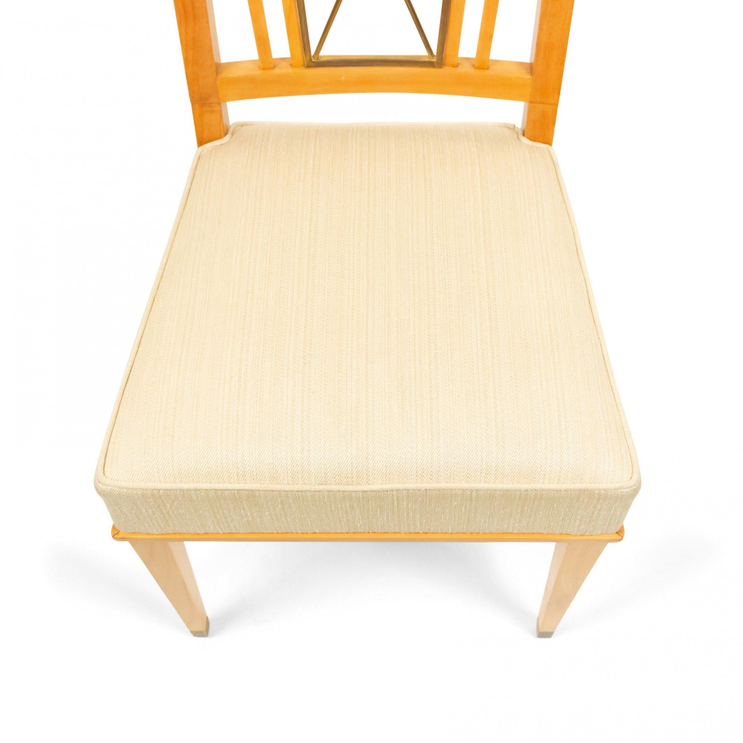 Ensemble de 8 chaises d'appoint en laiton et érable de style français des années 1940, avec dossiers ouverts en forme de X et sièges tapissés de soie beige (façon JACQUES ADNET) (PRIX DE L'ENSEMBLE).
 