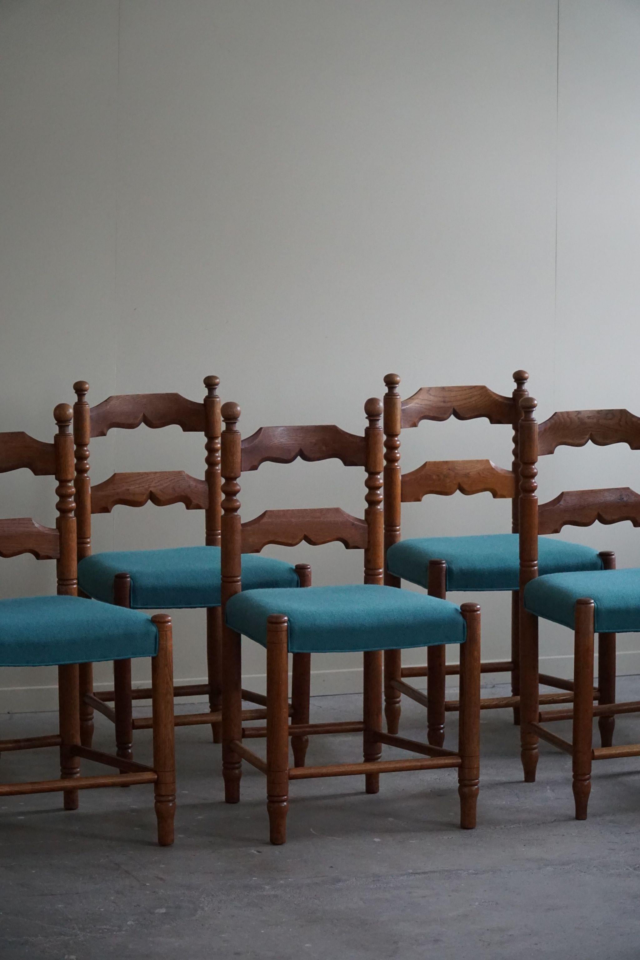 A charming set of 8 brutalist dining chairs in solid stained oak & wool seats. Made by a French cabinetmaker in the 1950s. A sculptural design that matches many interior styles. 

These chairs are in a good vintage condition.