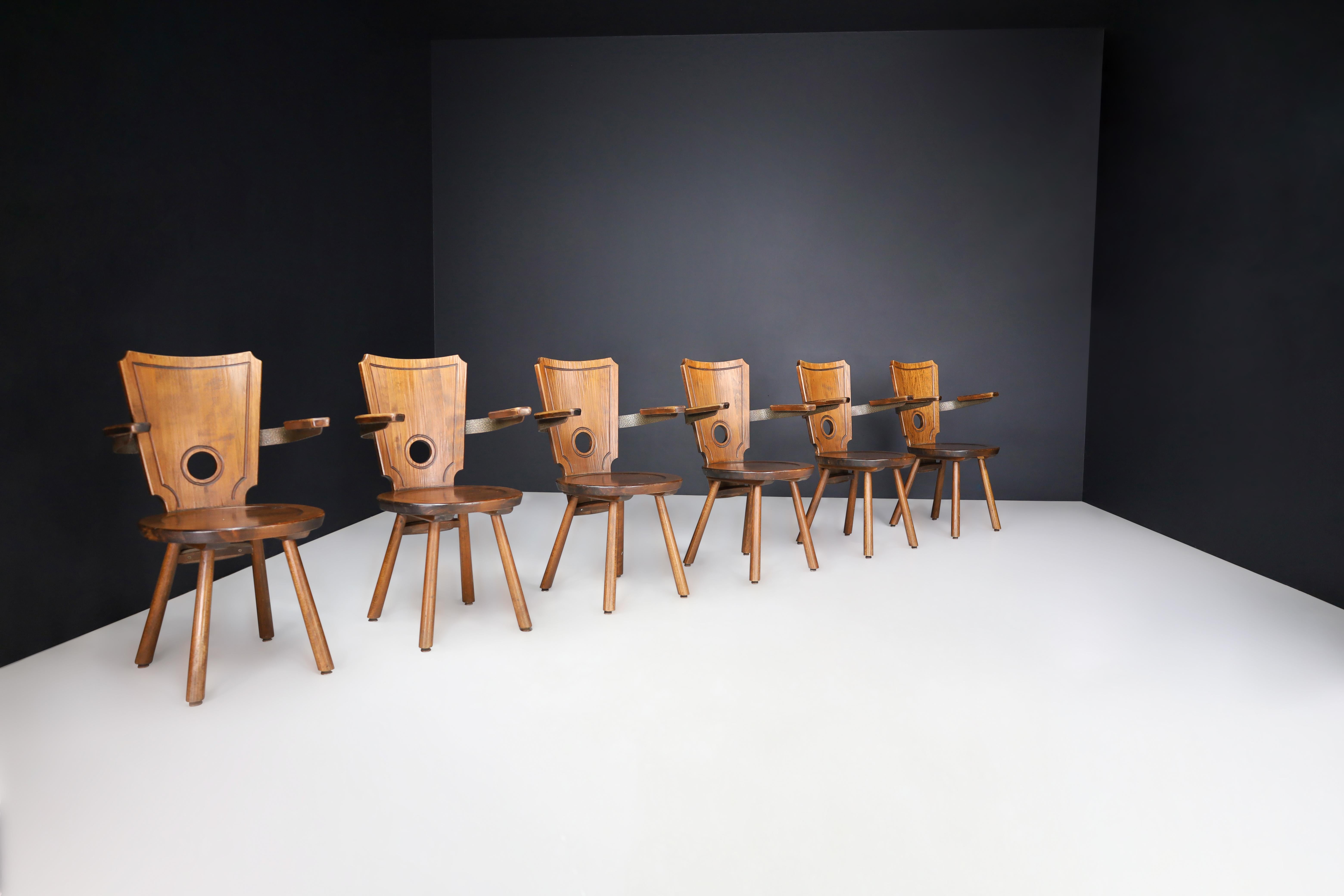 Metal Set of 8 French Modernist Dining Chairs in Stained Oak and Brass, 1960s For Sale
