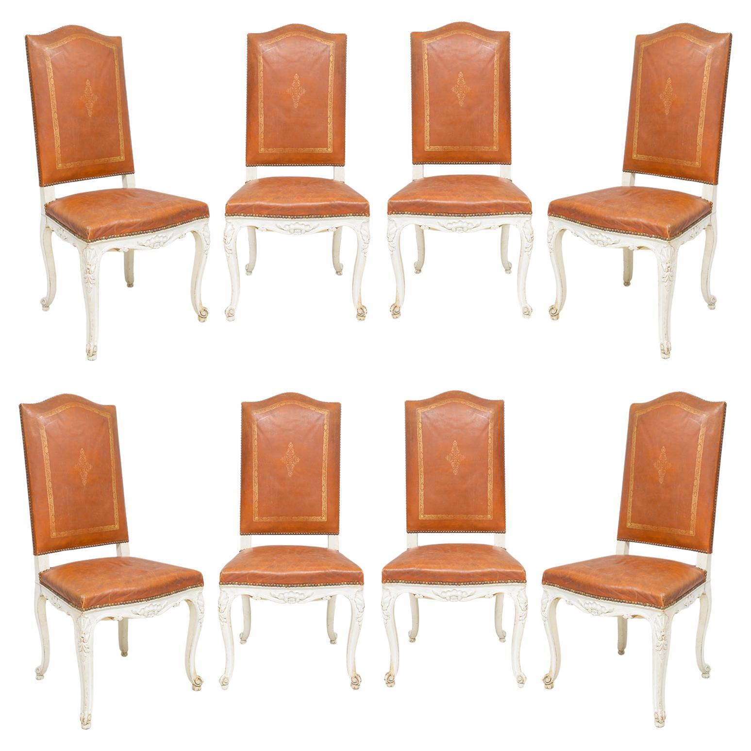 Ensemble de huit chaises de salle à manger en cuir de style Régence 