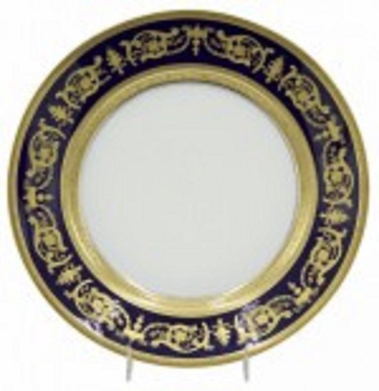 Ensemble de 8 assiettes à dîner en porcelaine bleue et blanche de l'époque victorienne avec bord doré et bordure à volutes et festons (Haviland) (PRIX POUR L'ENSEMBLE)
