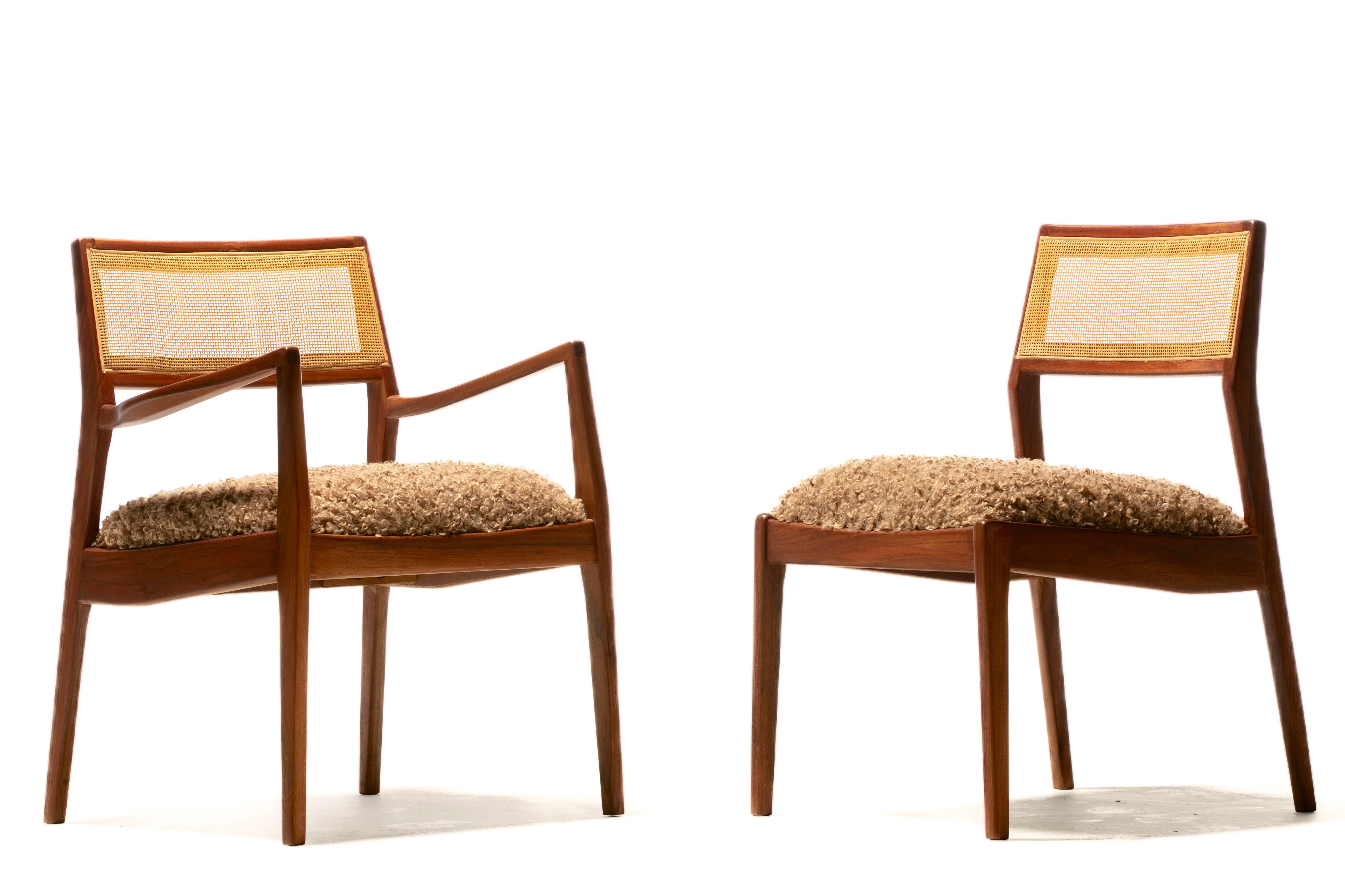 Grand ensemble de huit chaises de salle à manger Playboy de Jens Risom professionnellement retapissées en tissu camel super doux et bouclé. Exemplaire du design moderne du milieu du siècle, le Danois Jens Risom a été l'un des premiers à introduire