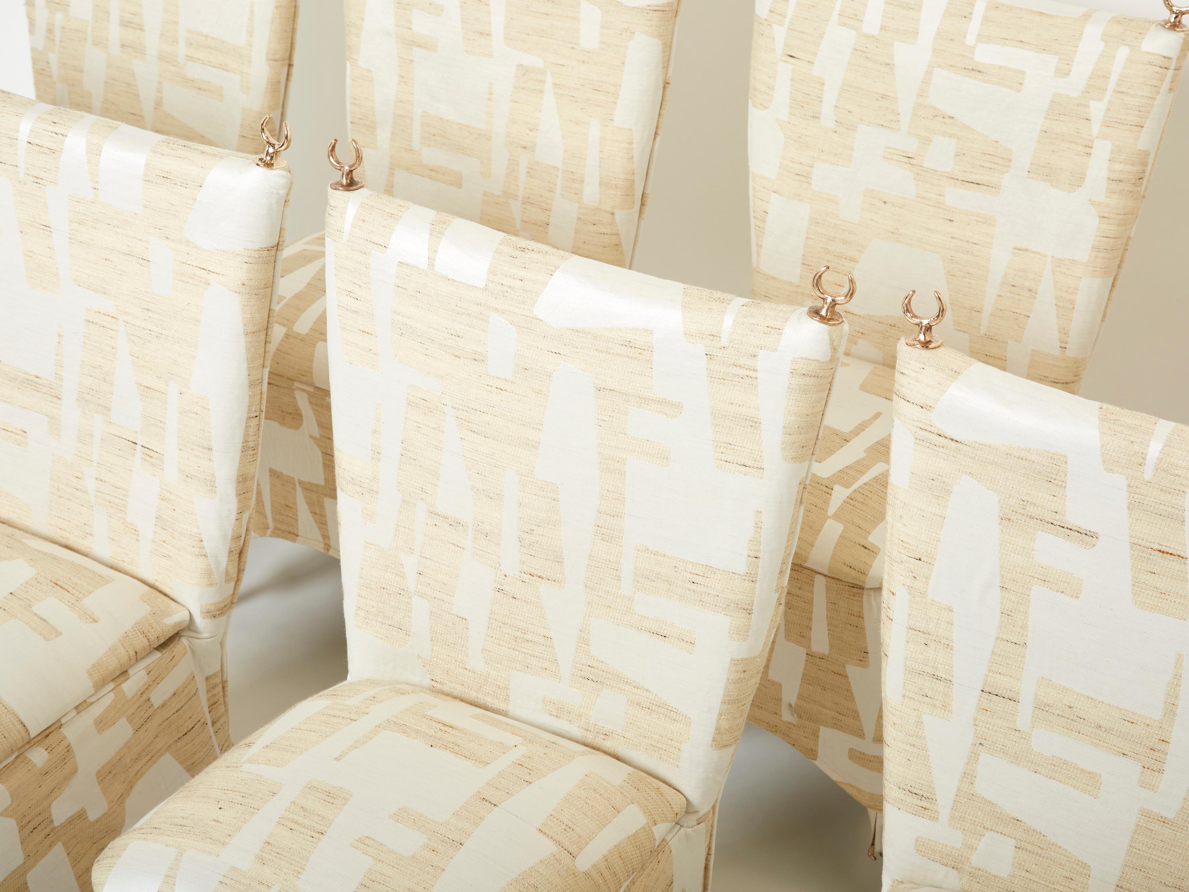 Il s'agit d'un ensemble rare de huit chaises de salle à manger d'Elizabeth Garouste & Mattia Bonetti, modèle Jour et Nuit, fabriquées en acier massif et en bronze. Garouste & Bonetti ont commencé leur collaboration et sont devenus célèbres dans le