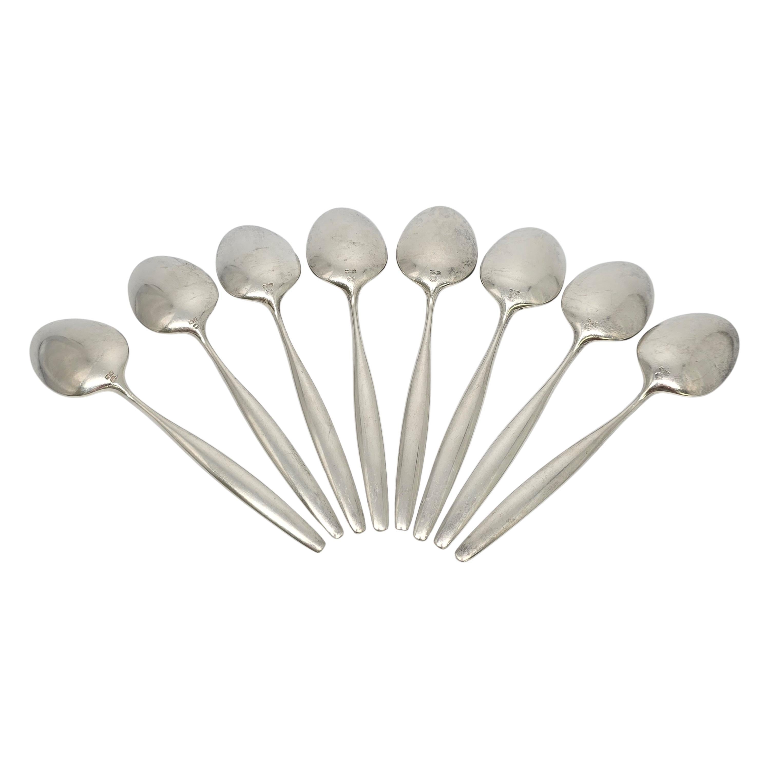 Set di 8 cucchiai da giovani in argento sterling di Georg Jensen Denmark con motivo Cypress.

Creato da Tias Eckhoff, vincitore di un concorso di design per commemorare il 50° anniversario di Georg Jensen Silversmith nel 1953. Questo modello