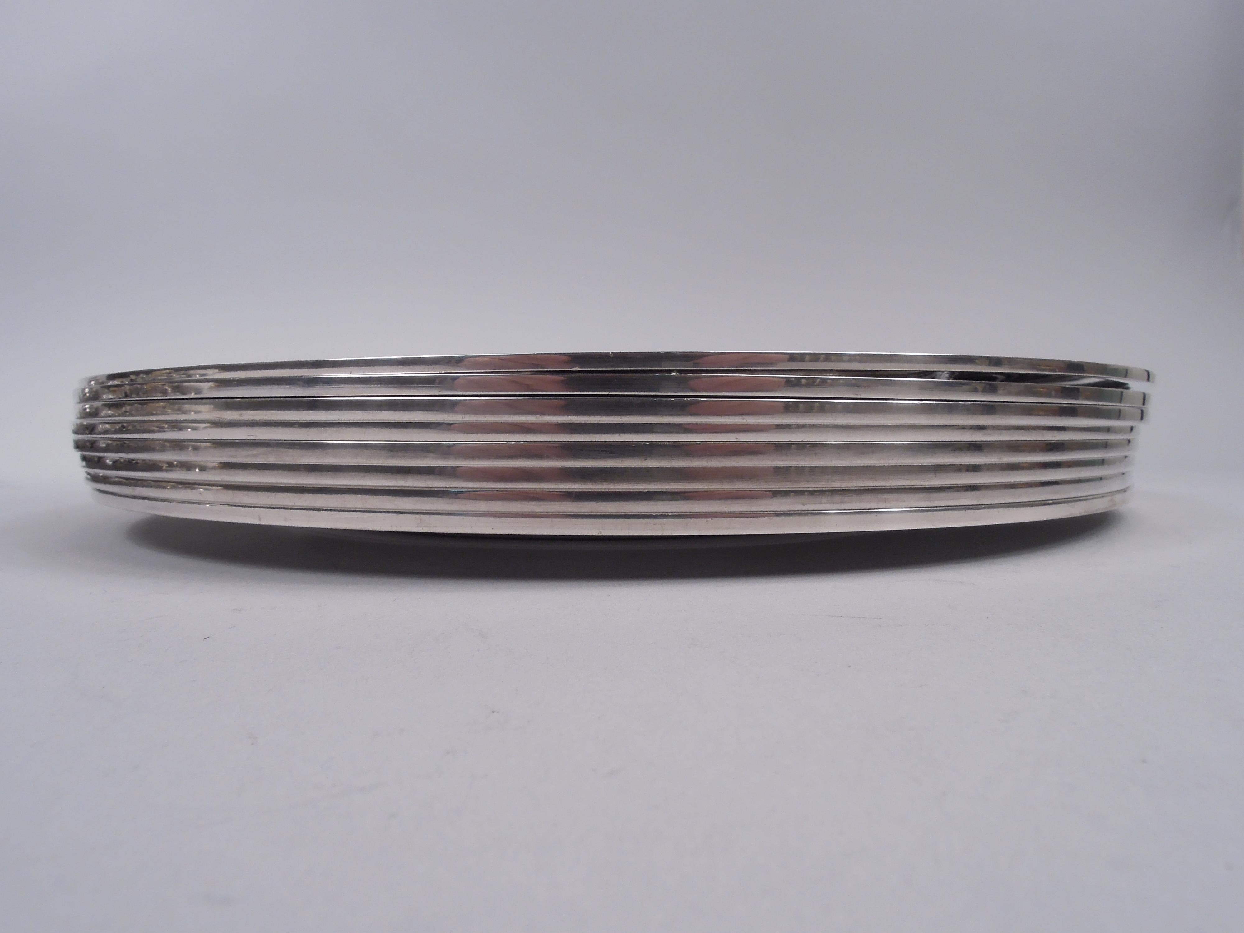 Set di 8 piatti Pyramid in argento sterling. Prodotto da Georg Jensen a Copenhagen. Ciascuno: Pozzo rotondo e spalla larga; incastonato in un anello piatto che forma un bordo a gradini. Pezzi di prima generazione nel sottile e sobrio motivo Art Deco
