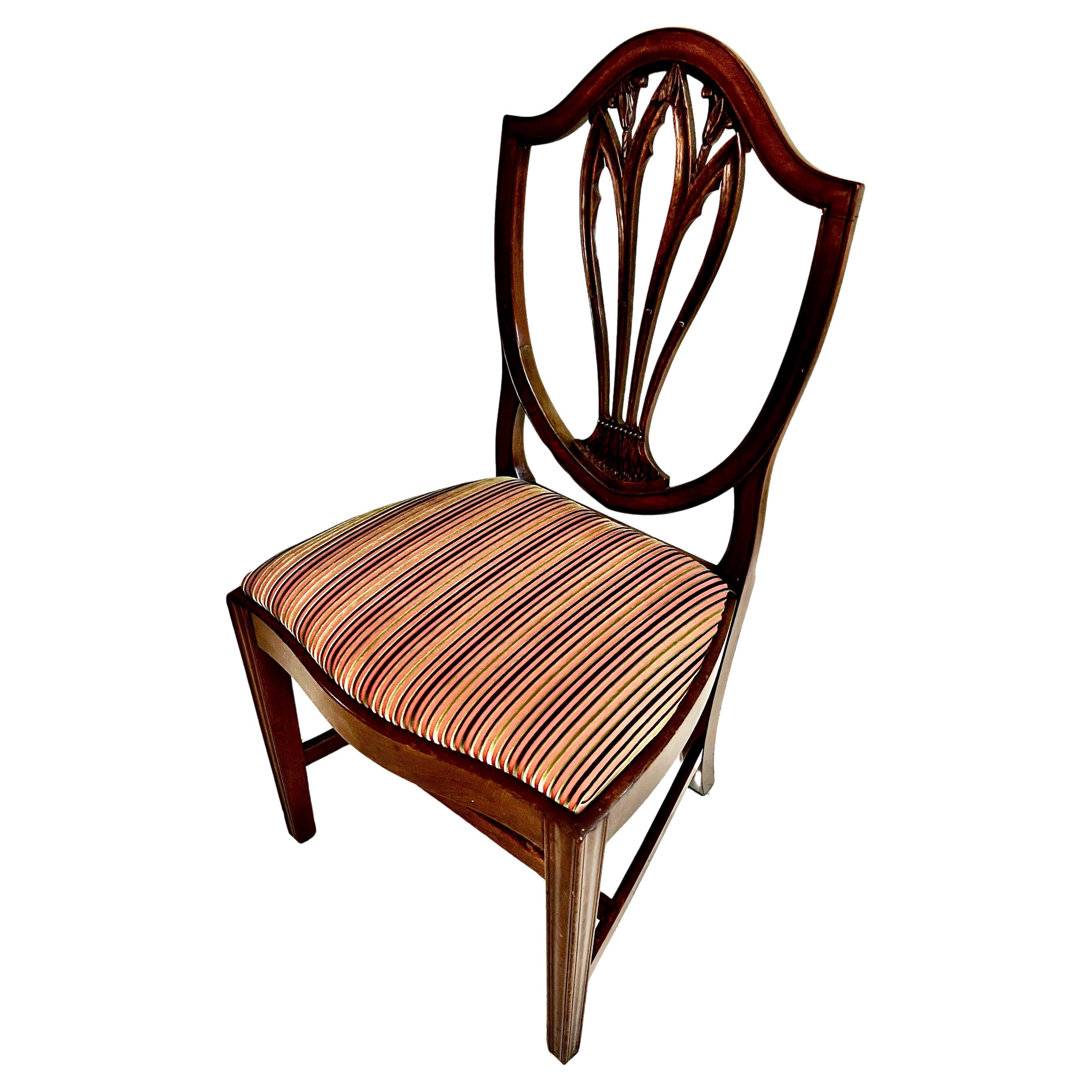 Acajou Ensemble de 8 chaises de salle à manger George III à dossier bouclier, vers 1760-1780 en vente