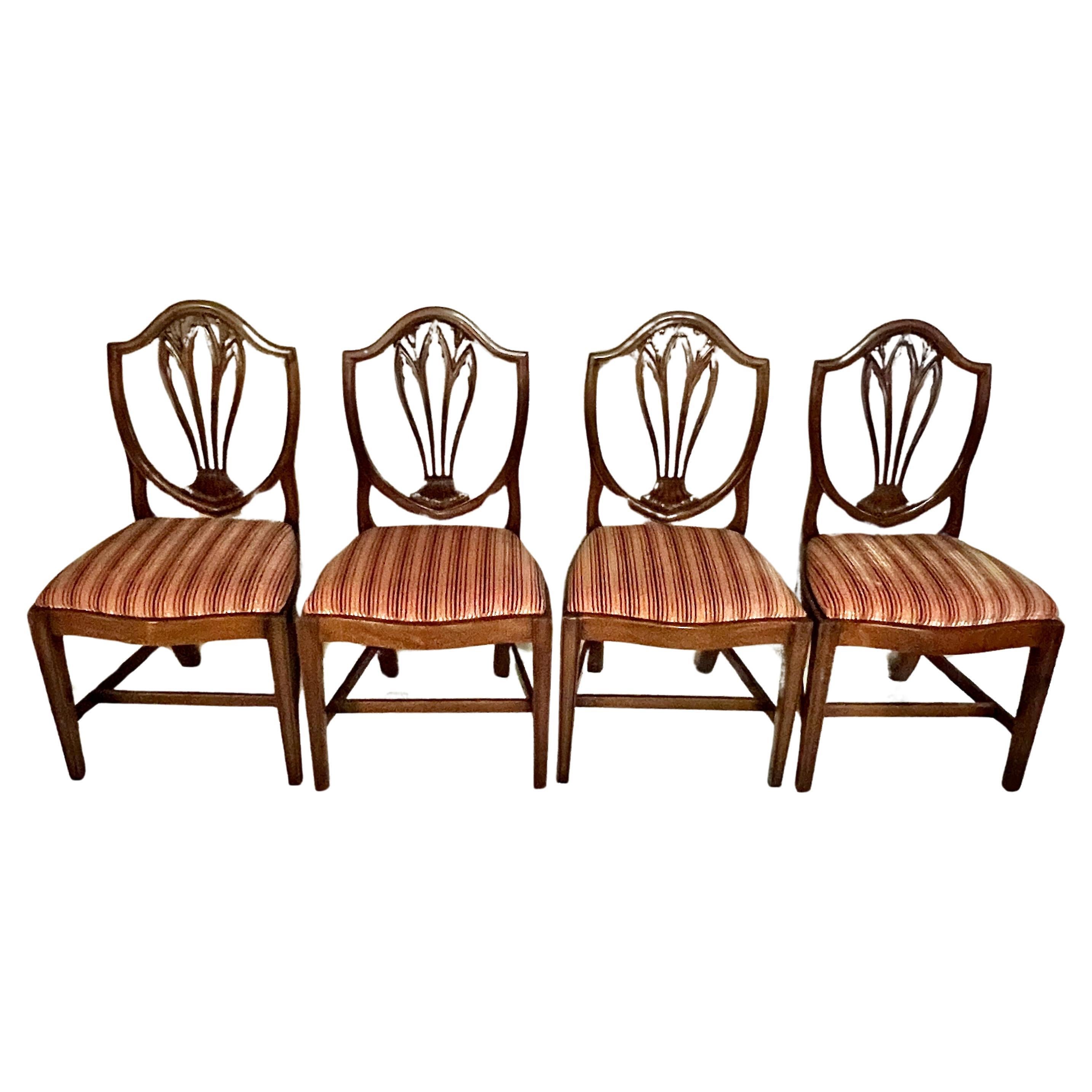 XVIIIe siècle Ensemble de 8 chaises de salle à manger George III à dossier bouclier, vers 1760-1780 en vente