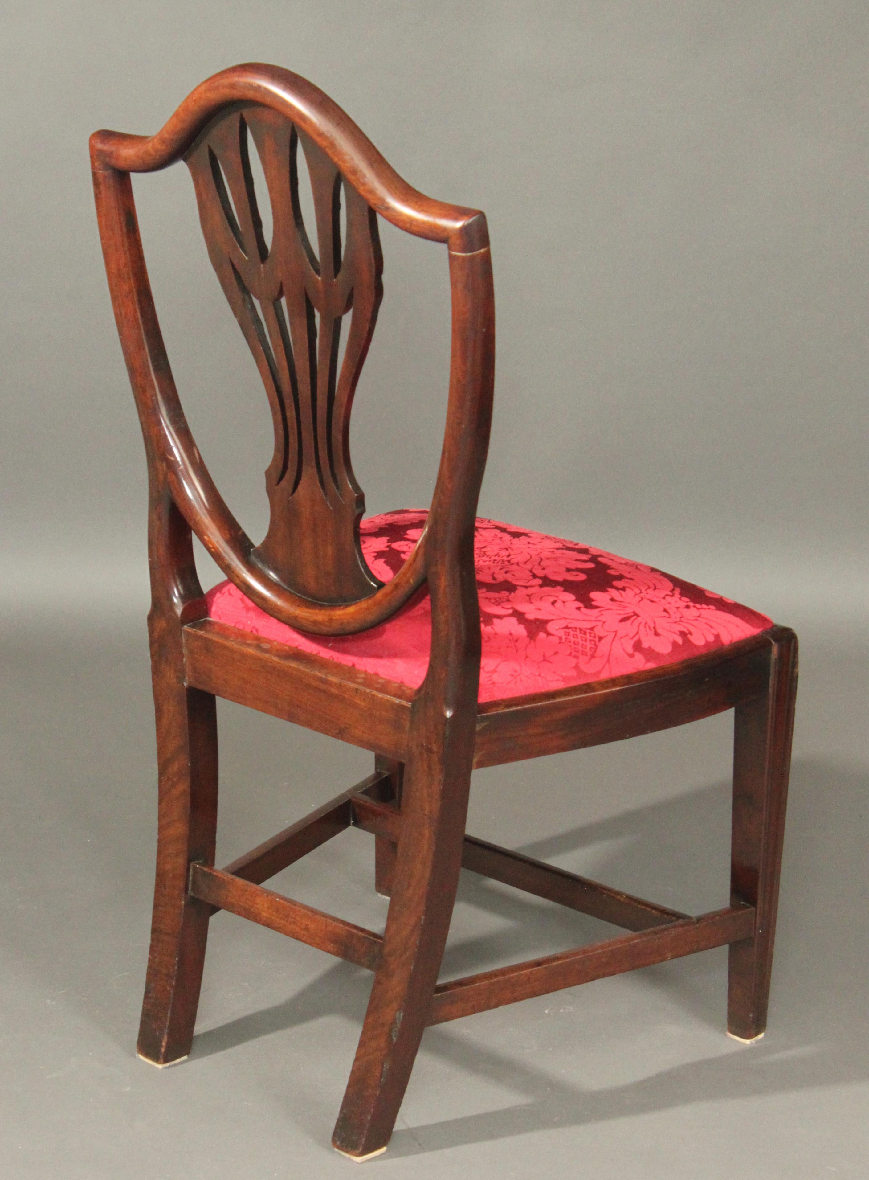 Set of 8 George III Hepplewhite Dining Chairs 1