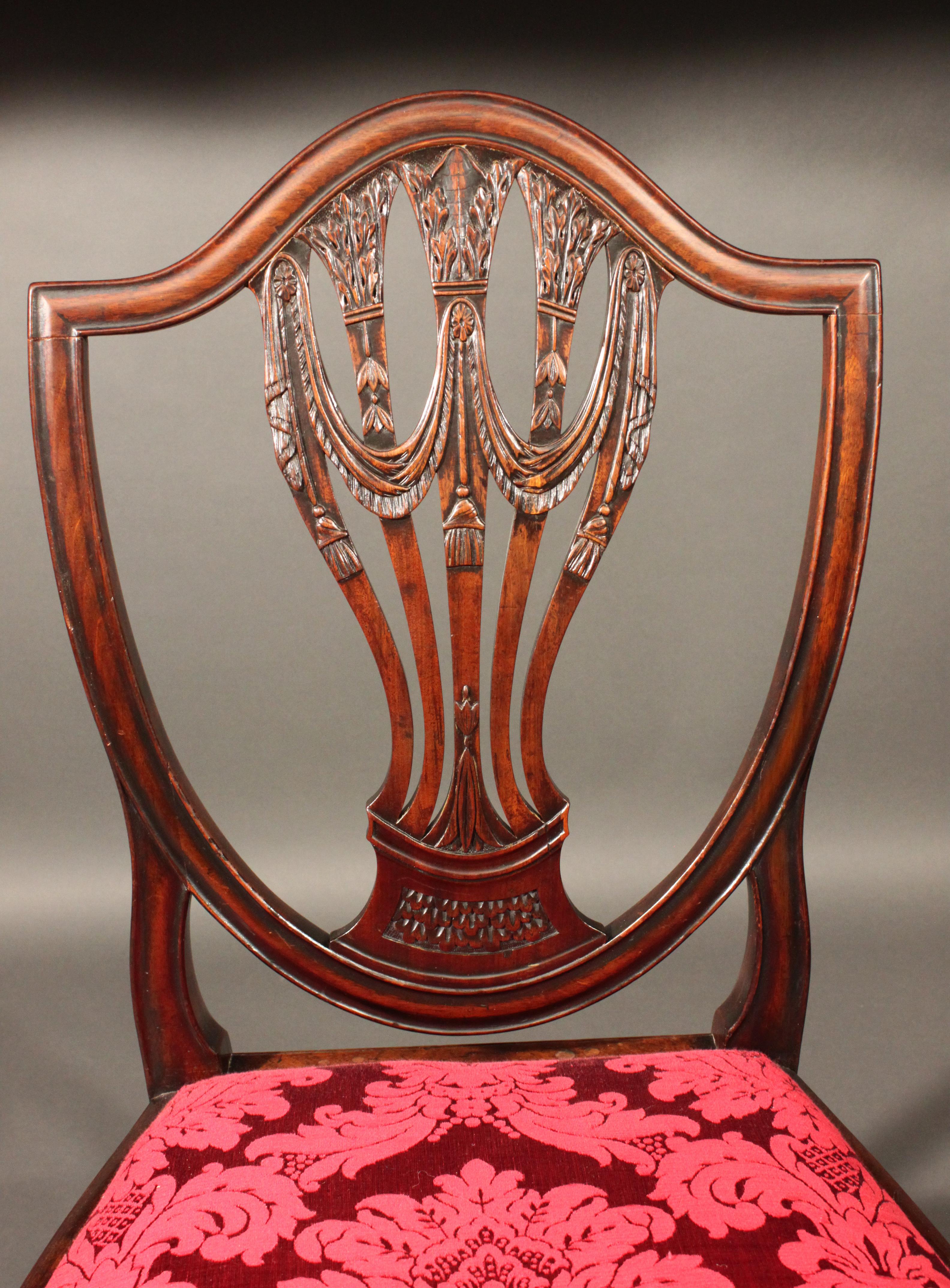 Set of 8 George III Hepplewhite Dining Chairs 3
