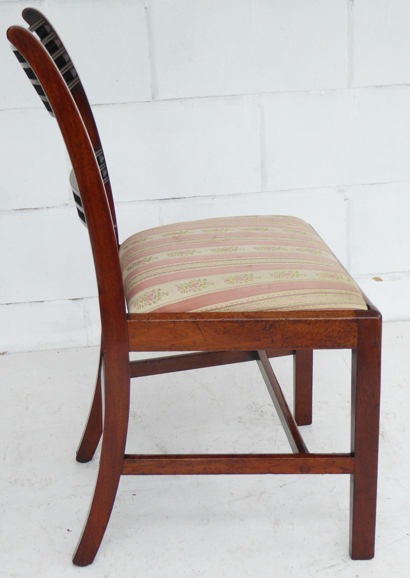 Set of 8 George III Mahogany Dining Chairs In Good Condition For Sale In Chelmsford, Essex