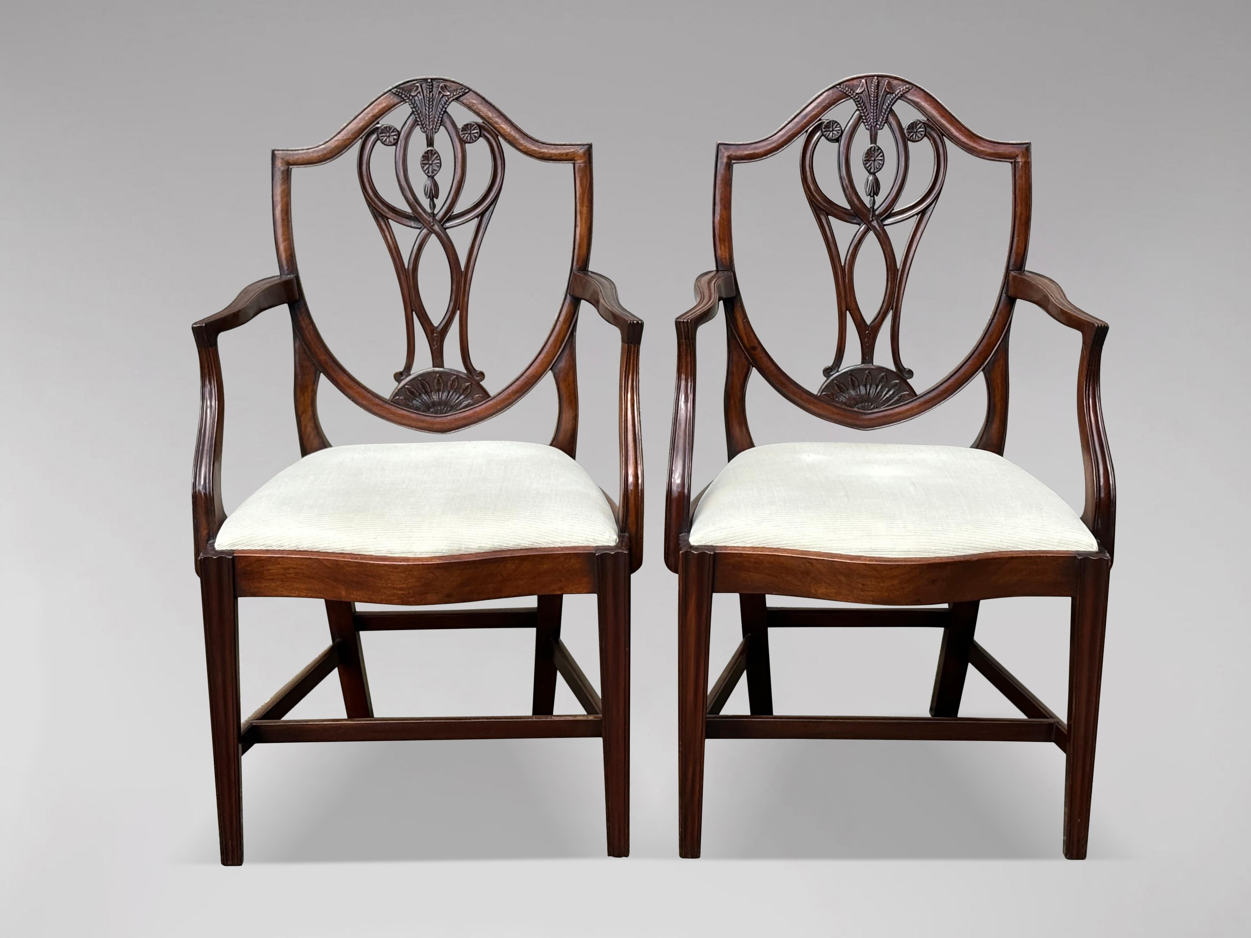 Ensemble de 8 chaises de salle à manger géorgiennes Hepplewhite à dossier bouclier en vente 2