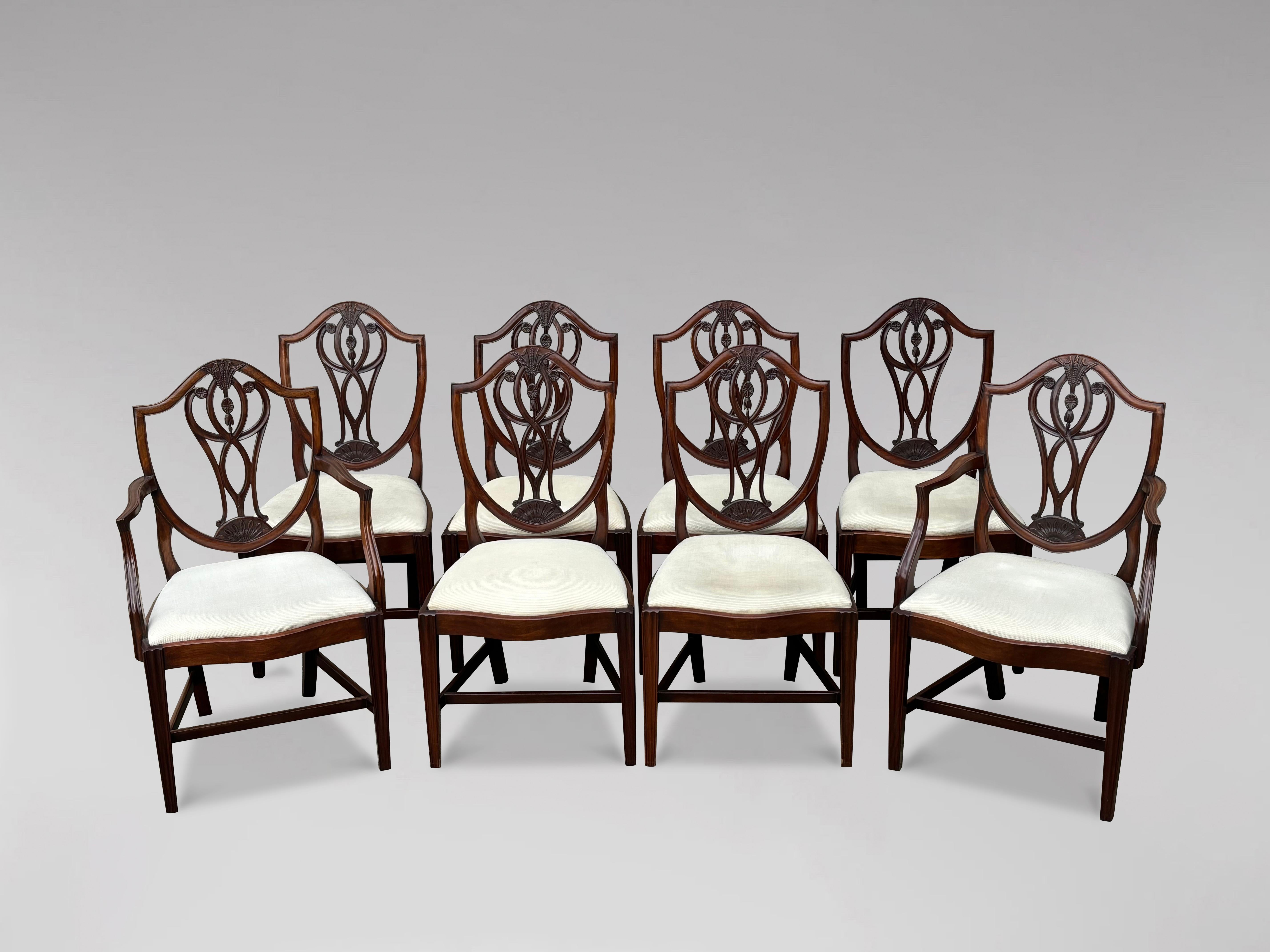 Un bel ensemble de 8 chaises de salle à manger géorgiennes de style Hepplewhite en acajou sculpté avec dossier en bouclier, de bonne couleur et en bon état. Avec des façades en forme de serpentin, des sièges rembourrés qui permettent de s'asseoir