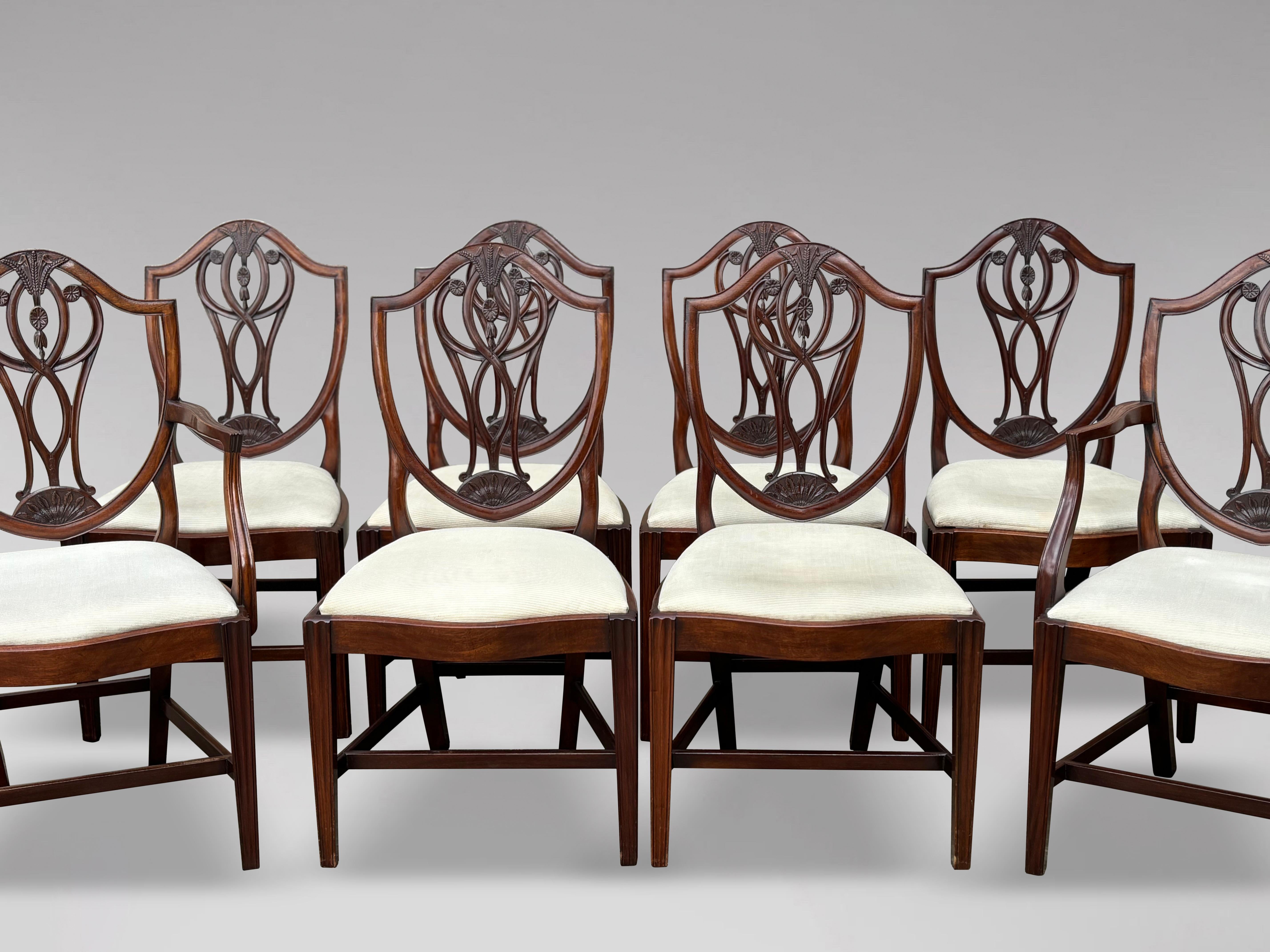 George III Ensemble de 8 chaises de salle à manger géorgiennes Hepplewhite à dossier bouclier en vente