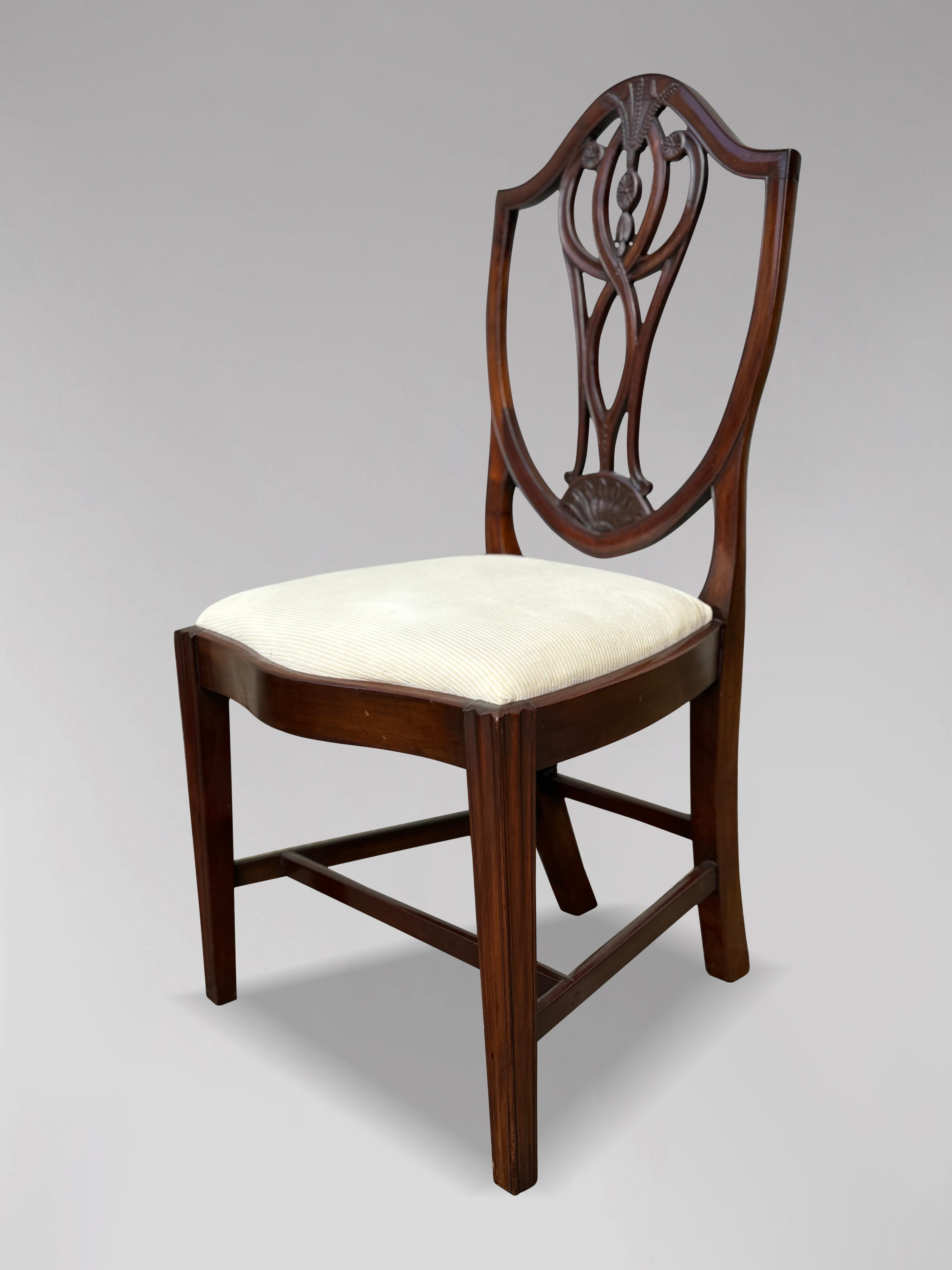 Britannique Ensemble de 8 chaises de salle à manger géorgiennes Hepplewhite à dossier bouclier en vente