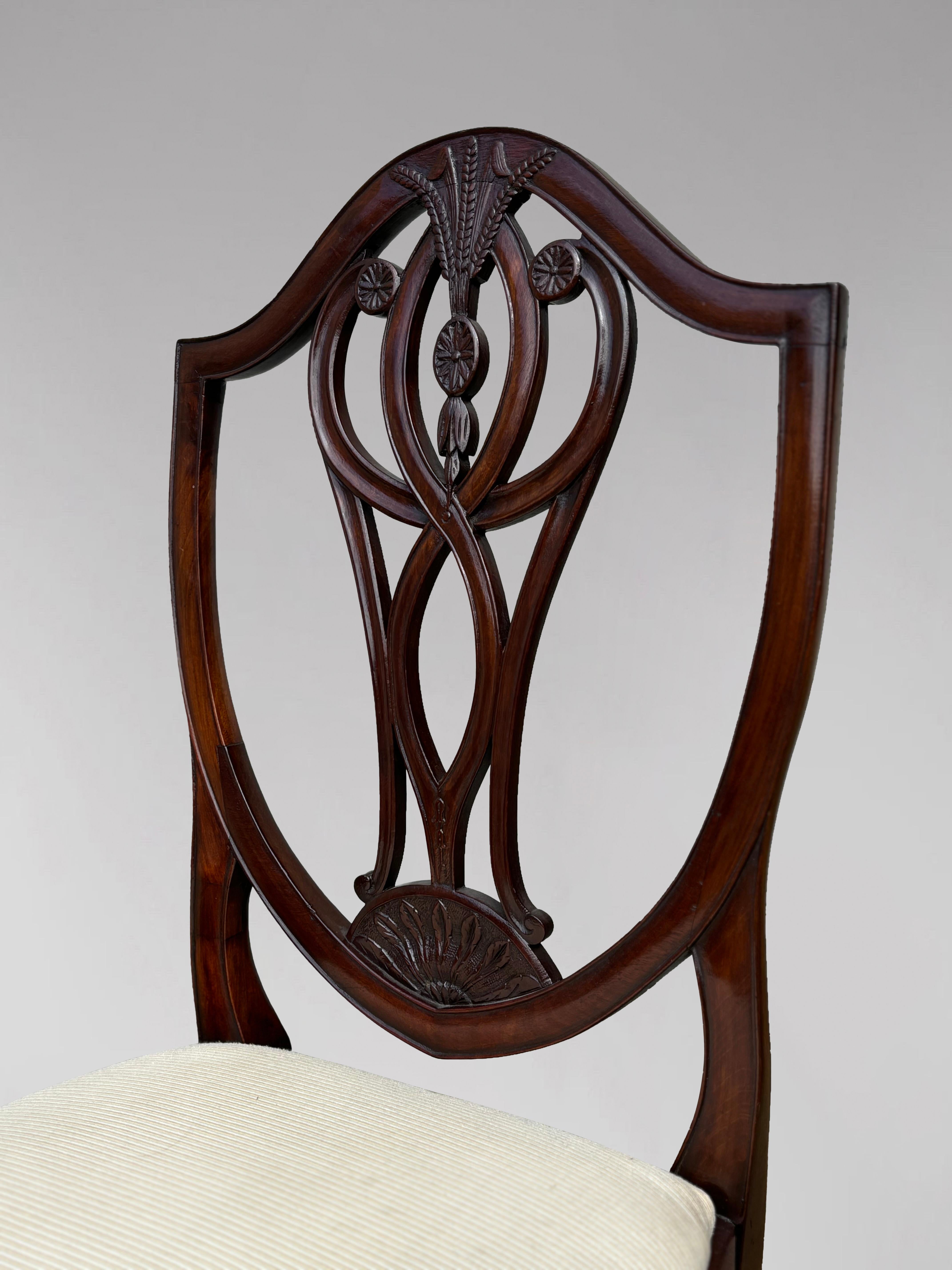 Fait main Ensemble de 8 chaises de salle à manger géorgiennes Hepplewhite à dossier bouclier en vente
