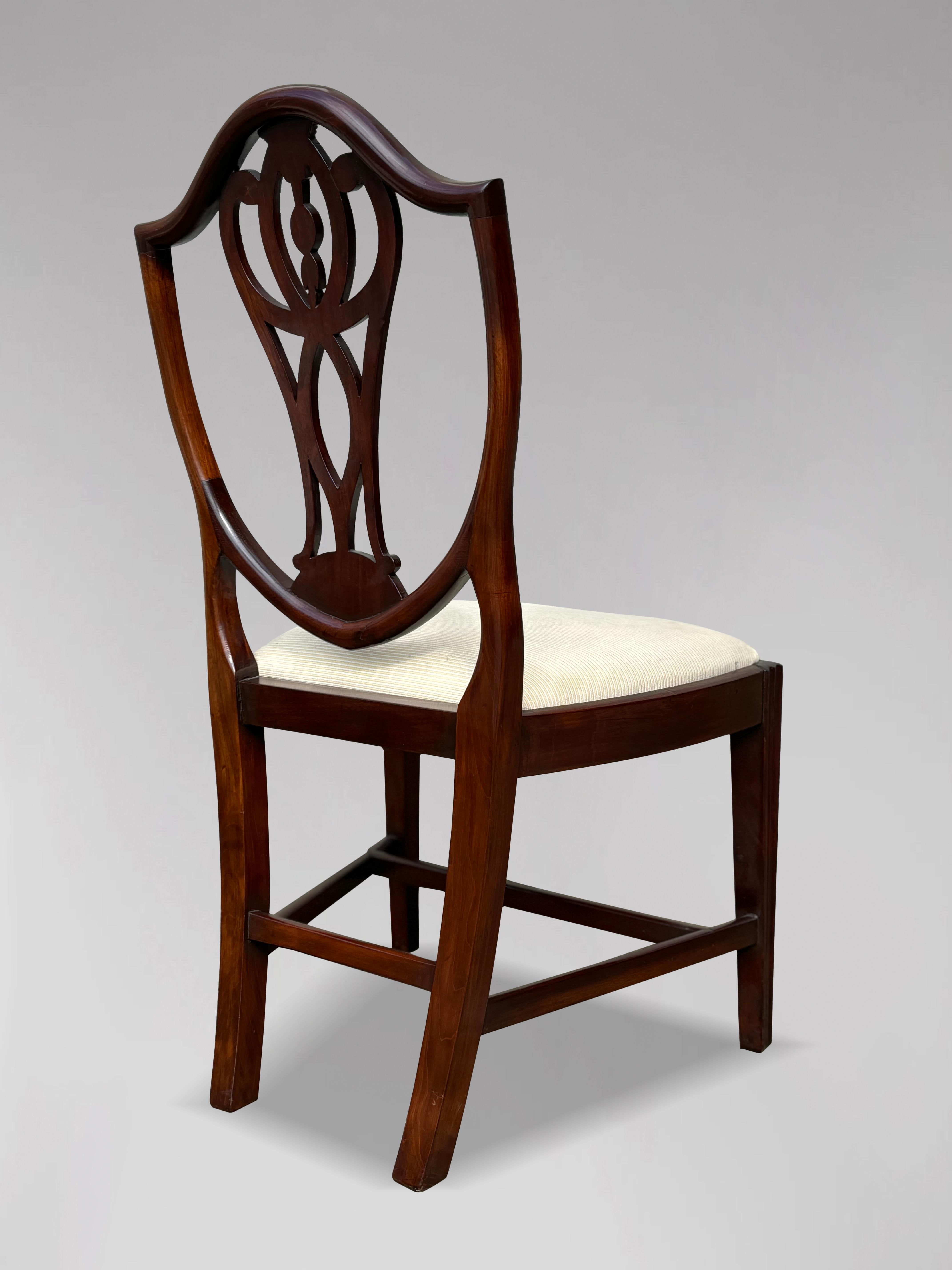 Ensemble de 8 chaises de salle à manger géorgiennes Hepplewhite à dossier bouclier Bon état - En vente à Petworth,West Sussex, GB