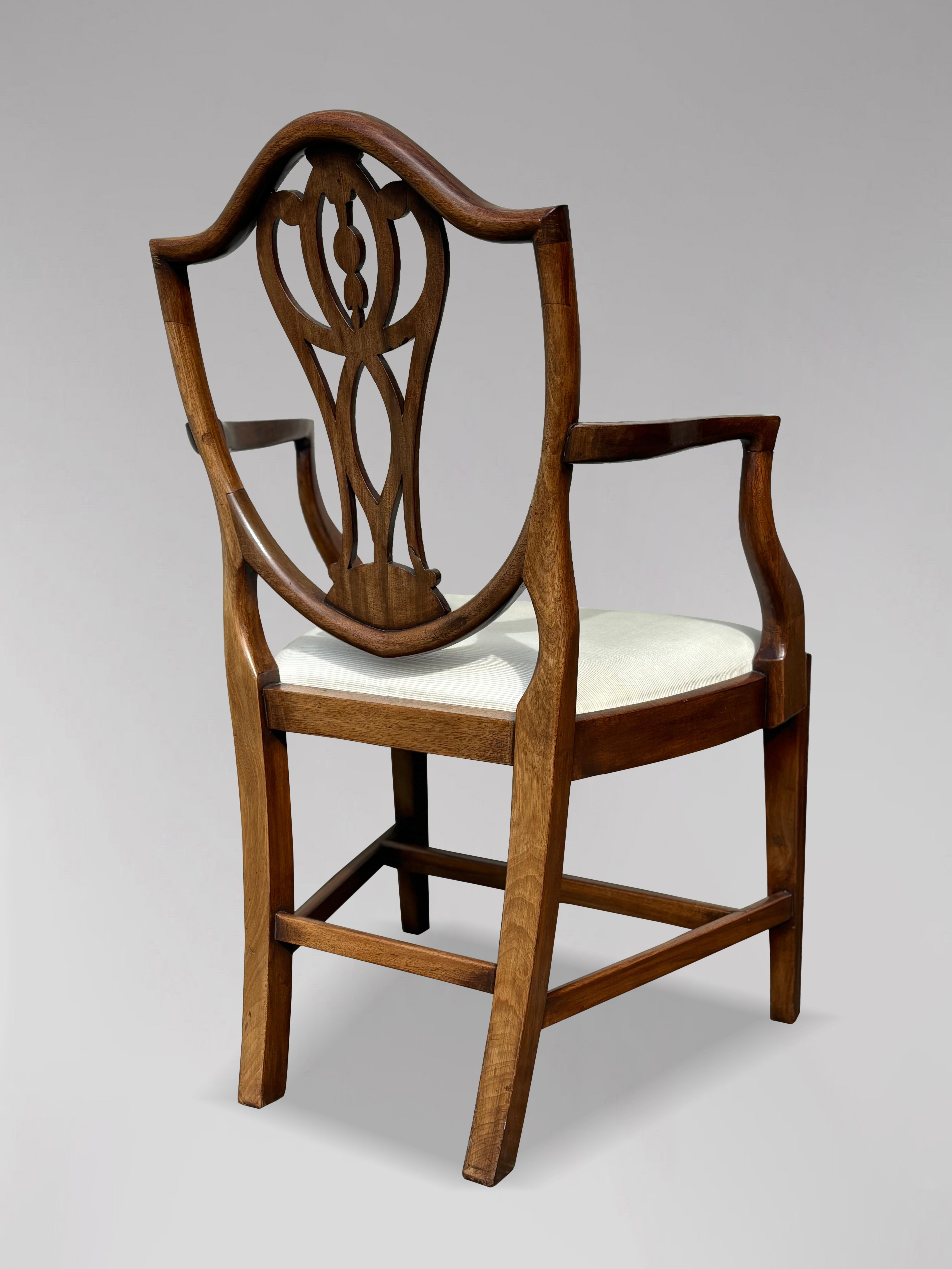 Tissu d'ameublement Ensemble de 8 chaises de salle à manger géorgiennes Hepplewhite à dossier bouclier en vente