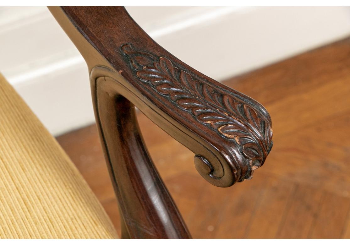Georgien Ensemble de 8 chaises de salle à manger géorgiennes en acajou comprenant 2 fauteuils et 6 côtés en vente