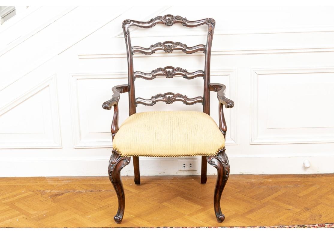Sculpté Ensemble de 8 chaises de salle à manger géorgiennes en acajou comprenant 2 fauteuils et 6 côtés en vente