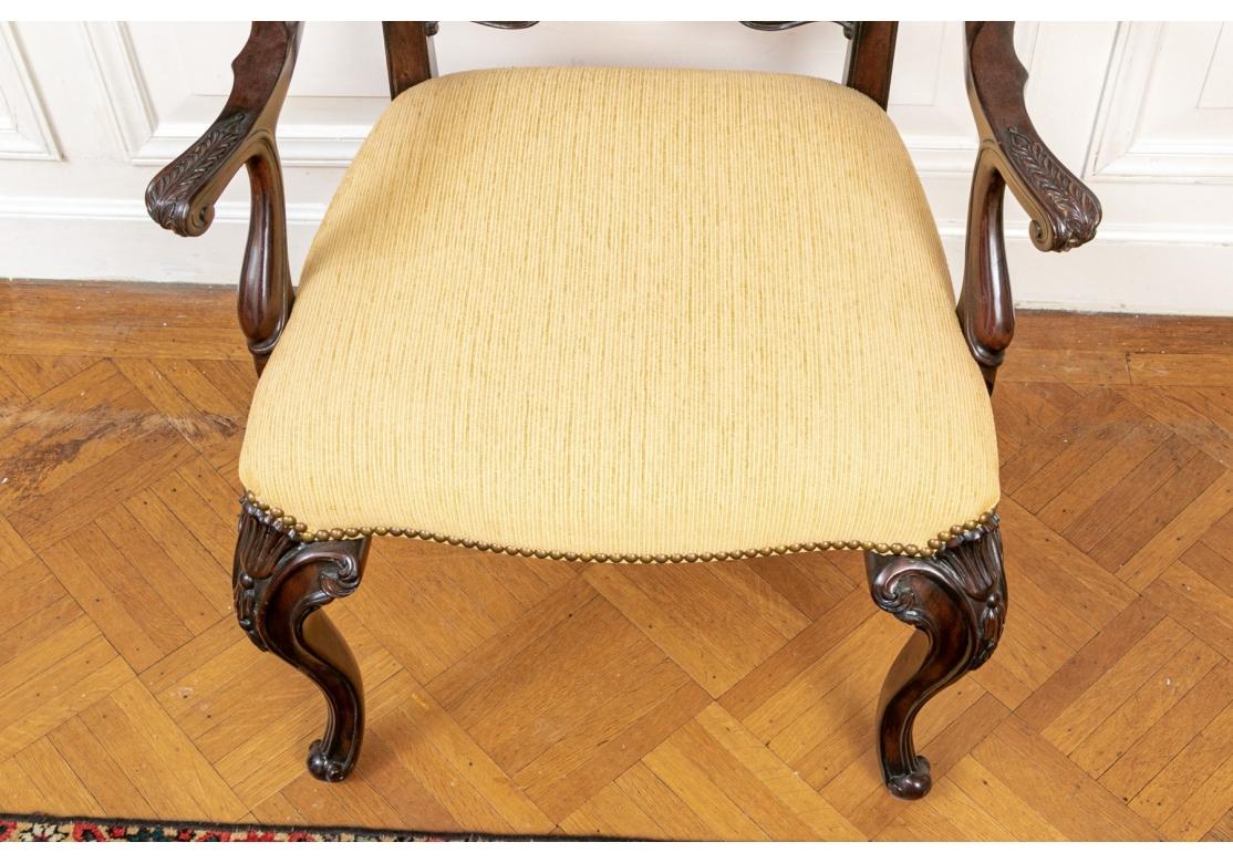 Tissu Ensemble de 8 chaises de salle à manger géorgiennes en acajou comprenant 2 fauteuils et 6 côtés en vente
