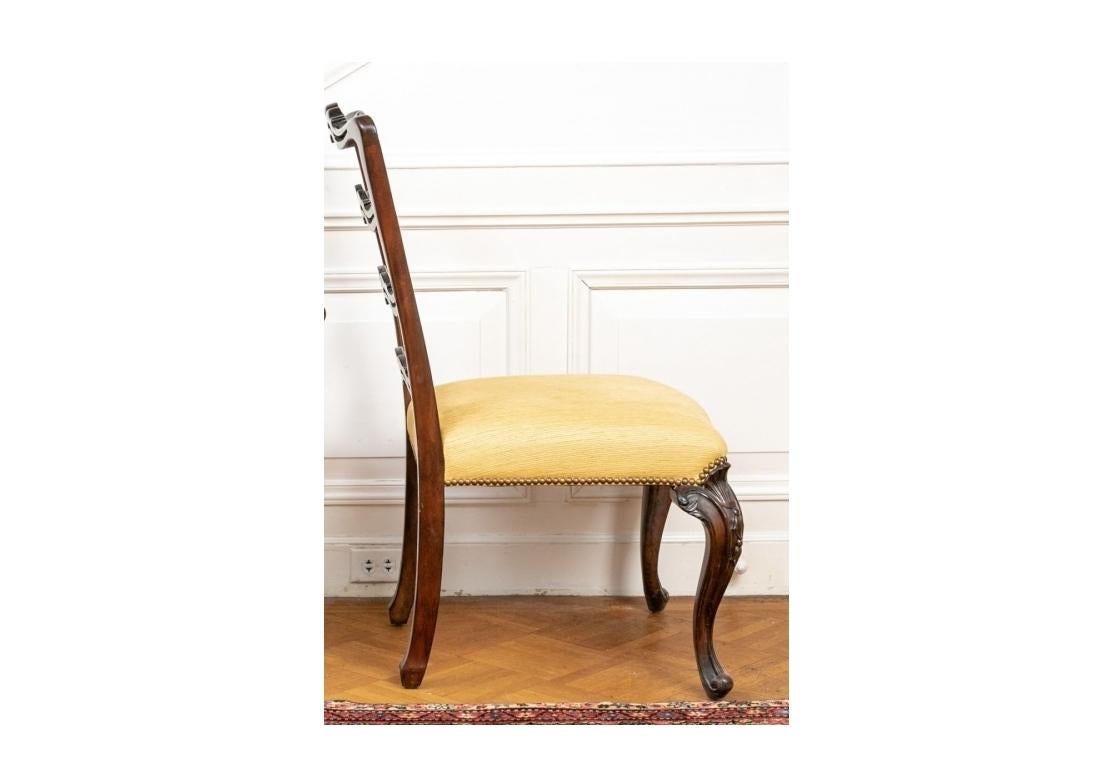 Sculpté Ensemble de 8 chaises d'appoint de salle à manger géorgiennes en acajou en vente