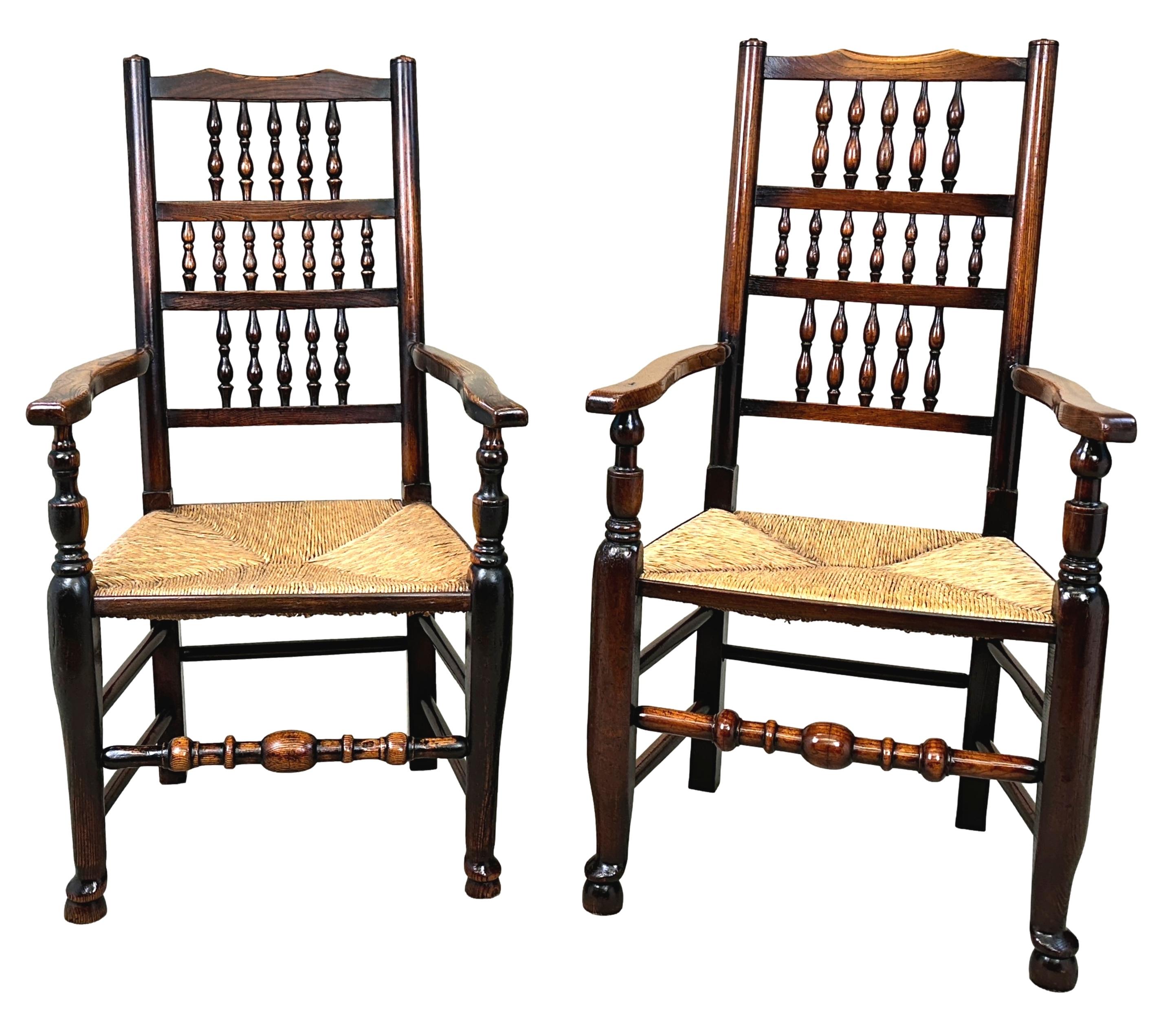 Eine äußerst attraktive und charmante Harlekin-Set von 8 frühen 19. Jahrhundert, Georgian, Esche und Ulme Bauernhaus Küche Esszimmer Stühle, bestehend aus 6 einzelne Stühle und 2 Sessel, mit eleganten Spindellehnen über Rushed Sitze auf eleganten