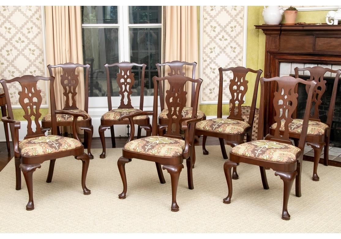 Un set di ottima fattura con blocco degli angoli, buon peso e ottimo comfort. Include due poltrone e sei sedie laterali. In stile georgiano, con le classiche guide a cresta sagomata e le stecche posteriori traforate. Si erge su gambe anteriori a