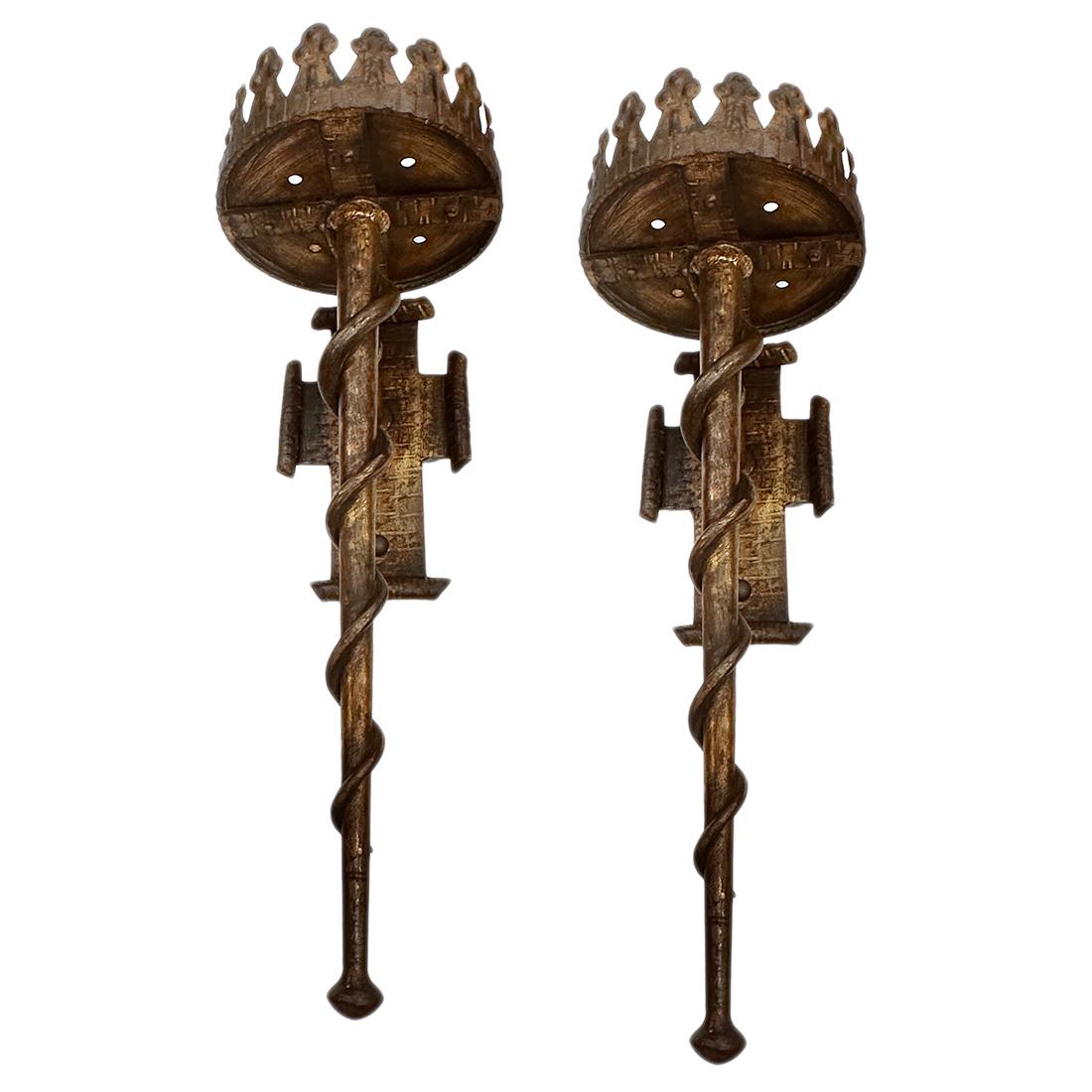 Set di 8 grandi applique in ferro degli anni '40 circa. Venduto in coppia 

Misure:
Altezza: 27