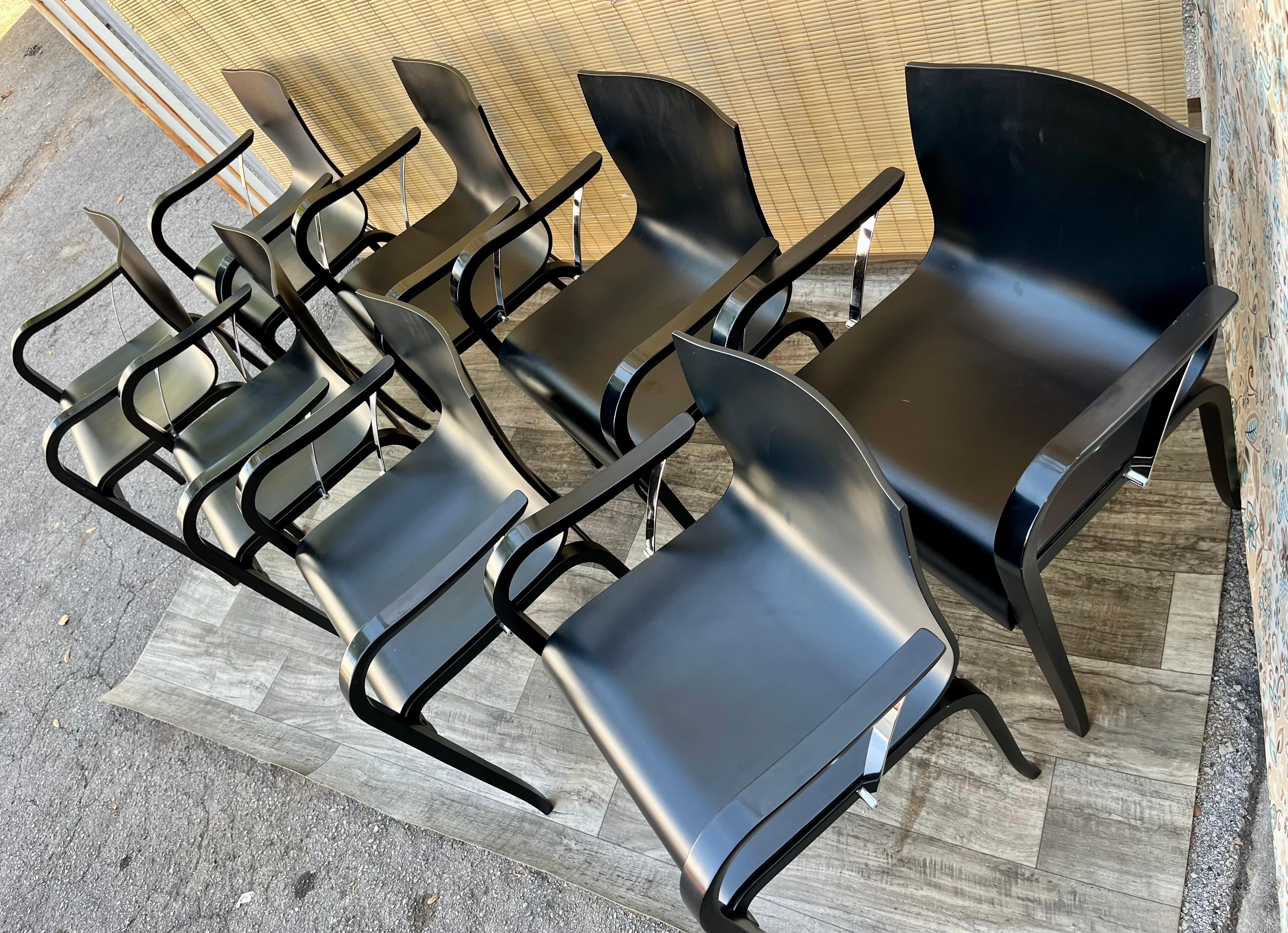 Satz von 8 postmodernen Ginotta-Esszimmerstühlen von Enrico Franzolini Esszimmerstühle für Knoll. Circa 1980er Jahre
1989 stellte Knoll den Franzolini-Stuhl vor, eine durch und durch moderne Interpretation des Bugholzstuhls. Das Design, eine