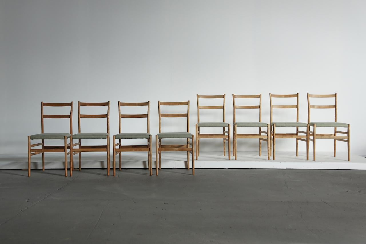 Maravilloso juego de ocho sillas de comedor Gio Ponti Leggera Modelo 646, Cassina, Italia, años cincuenta. En estado restaurado con tapicería nueva. Todos con la etiqueta del fabricante 