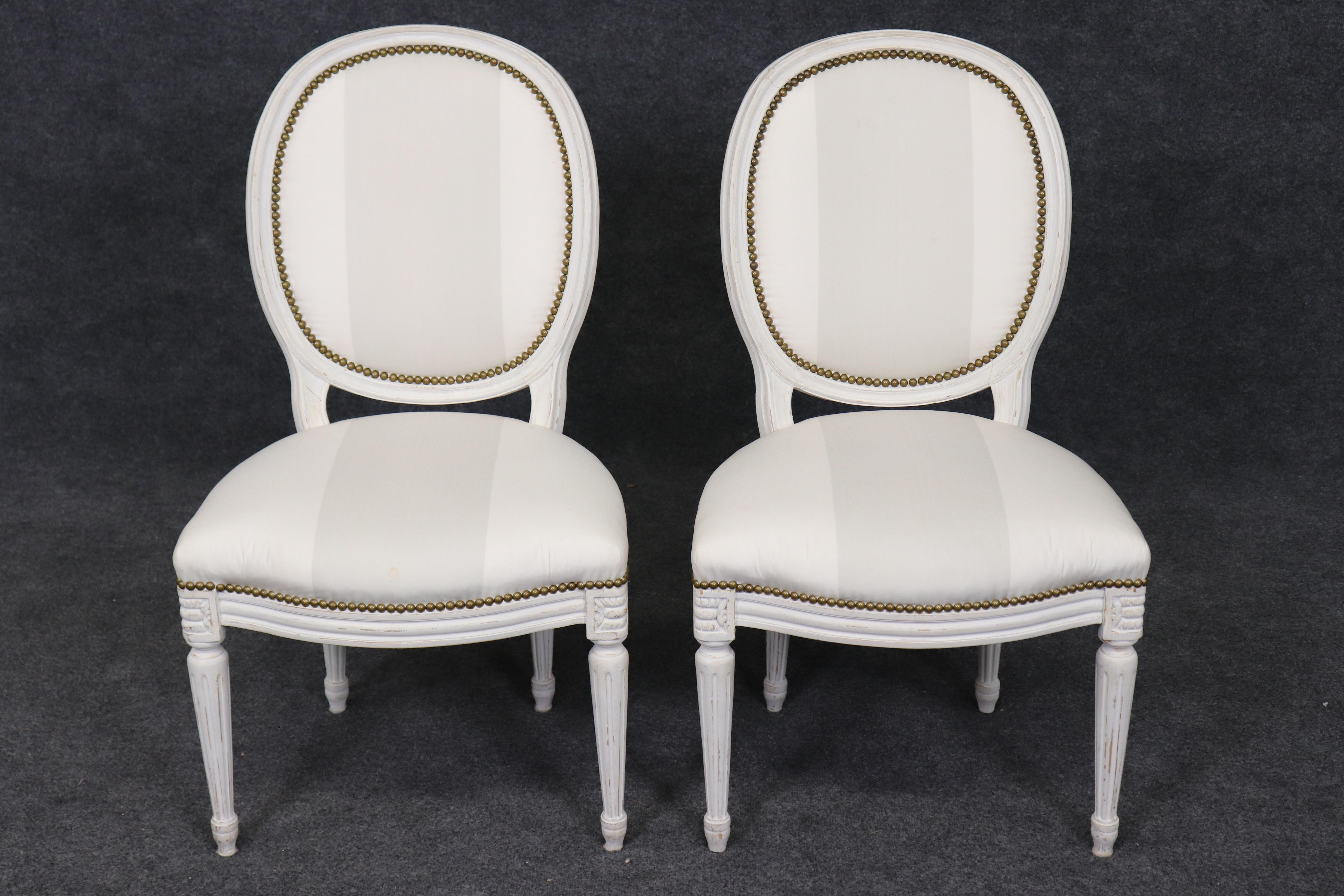 Si tratta di uno spettacolare set di 8 sedie da pranzo in laccato bianco e con imbottitura bianca. Le sedie sono state progettate nel classico stile Maison Jansen e sono dotate di spine sul retro per una maggiore resistenza, il che è il segno di