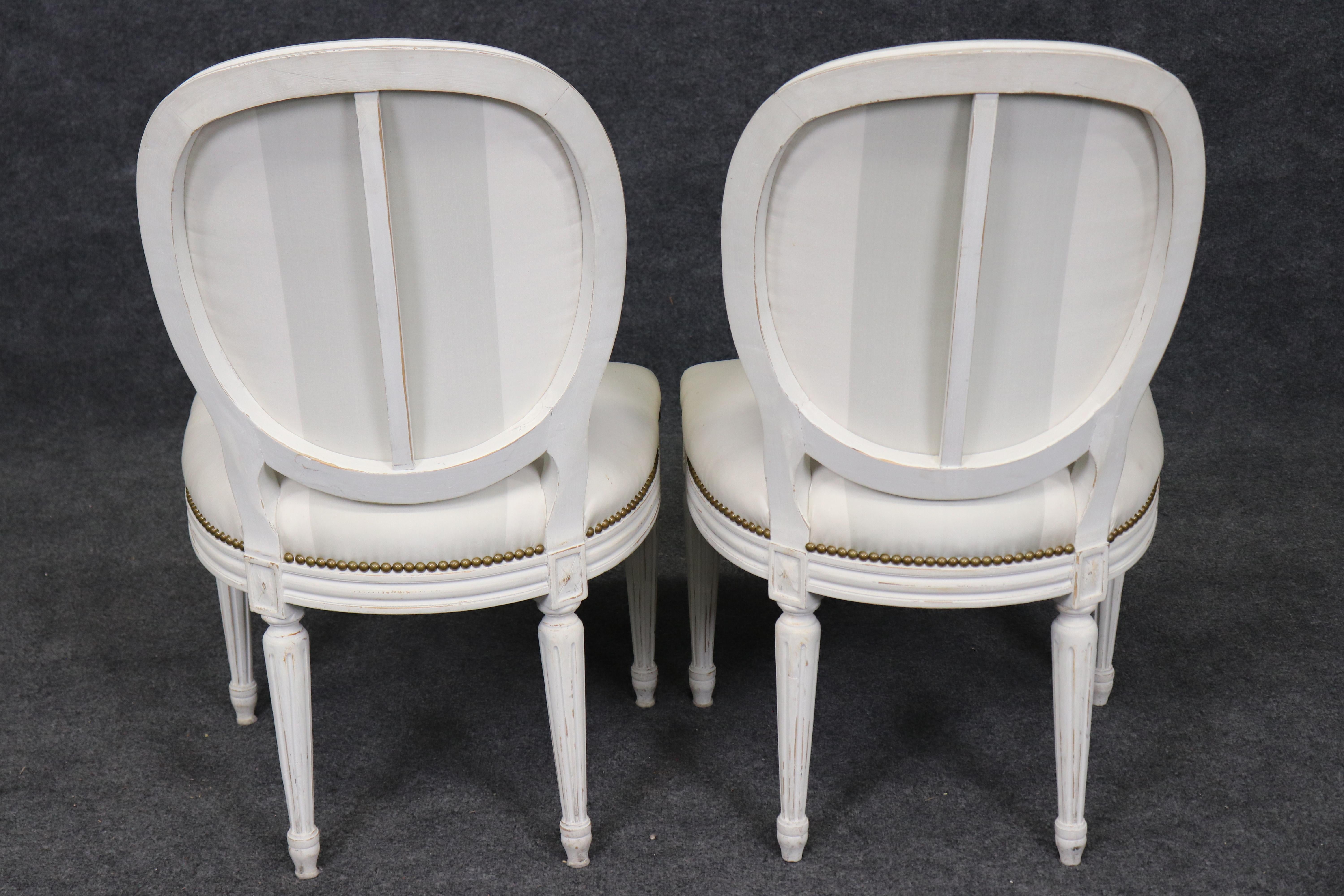 Francese Set di 8 splendide sedie da pranzo stile Maison Jansen Luigi XVI dipinte di bianco in vendita