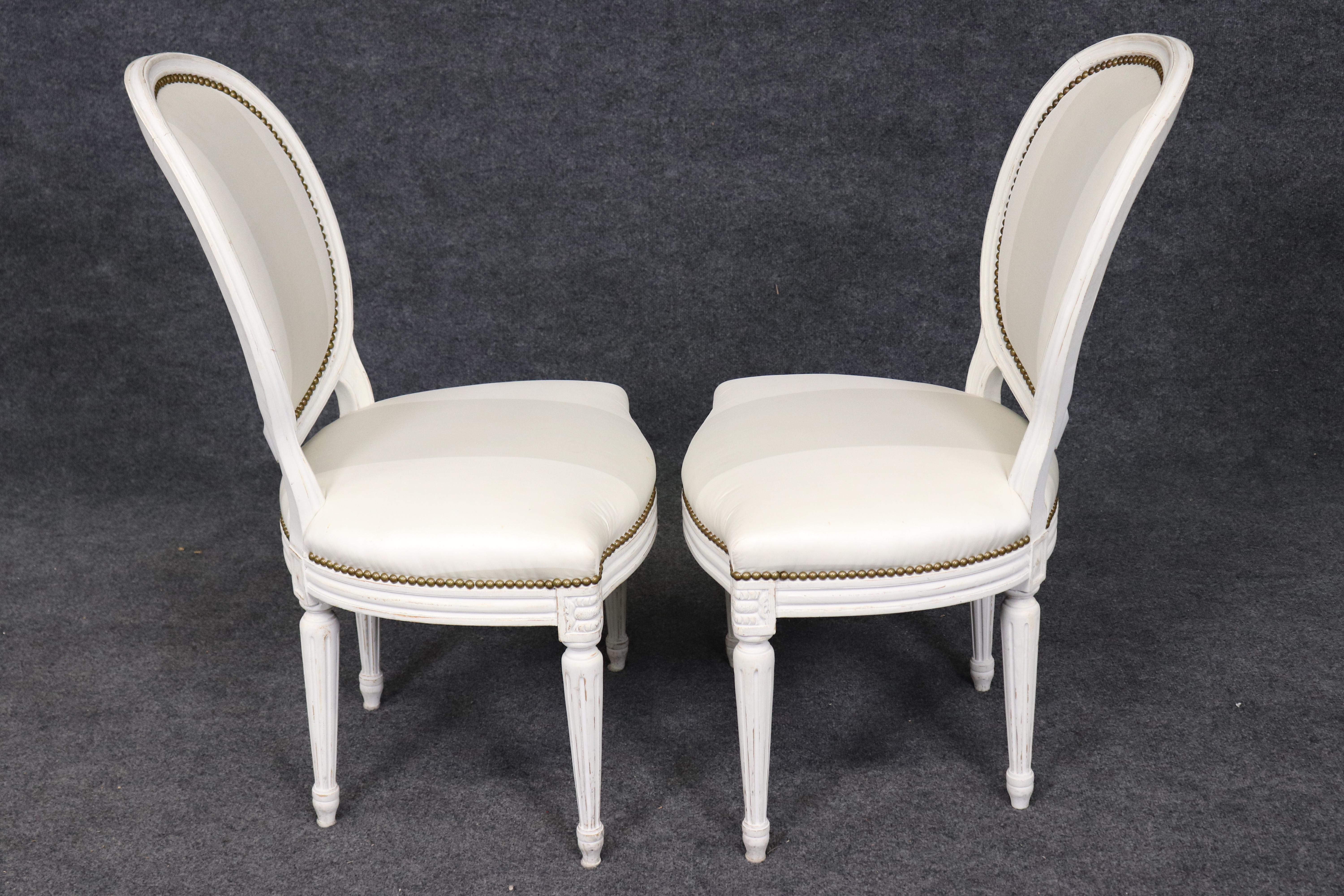 Fine XX secolo Set di 8 splendide sedie da pranzo stile Maison Jansen Luigi XVI dipinte di bianco in vendita