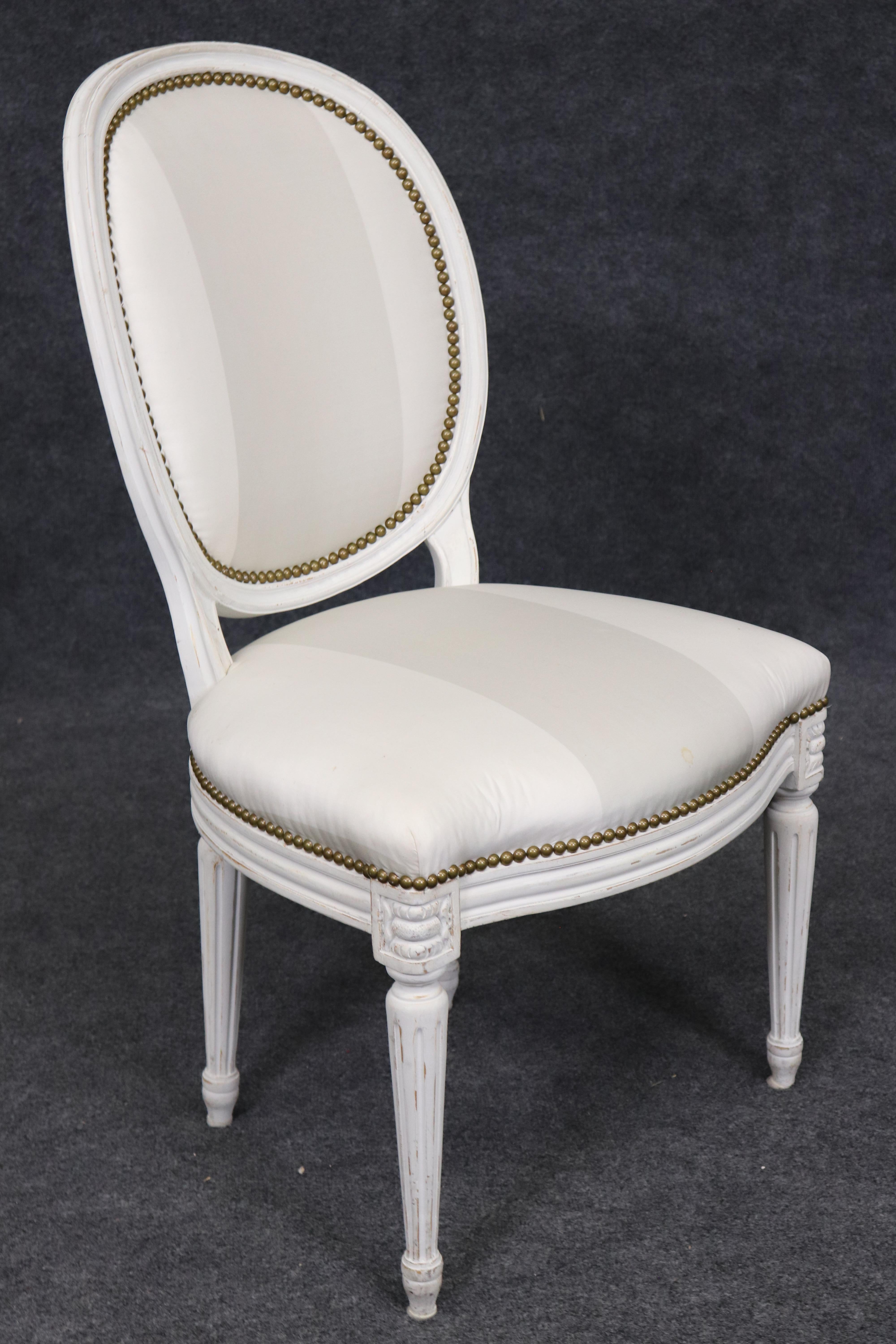 Noce Set di 8 splendide sedie da pranzo stile Maison Jansen Luigi XVI dipinte di bianco in vendita
