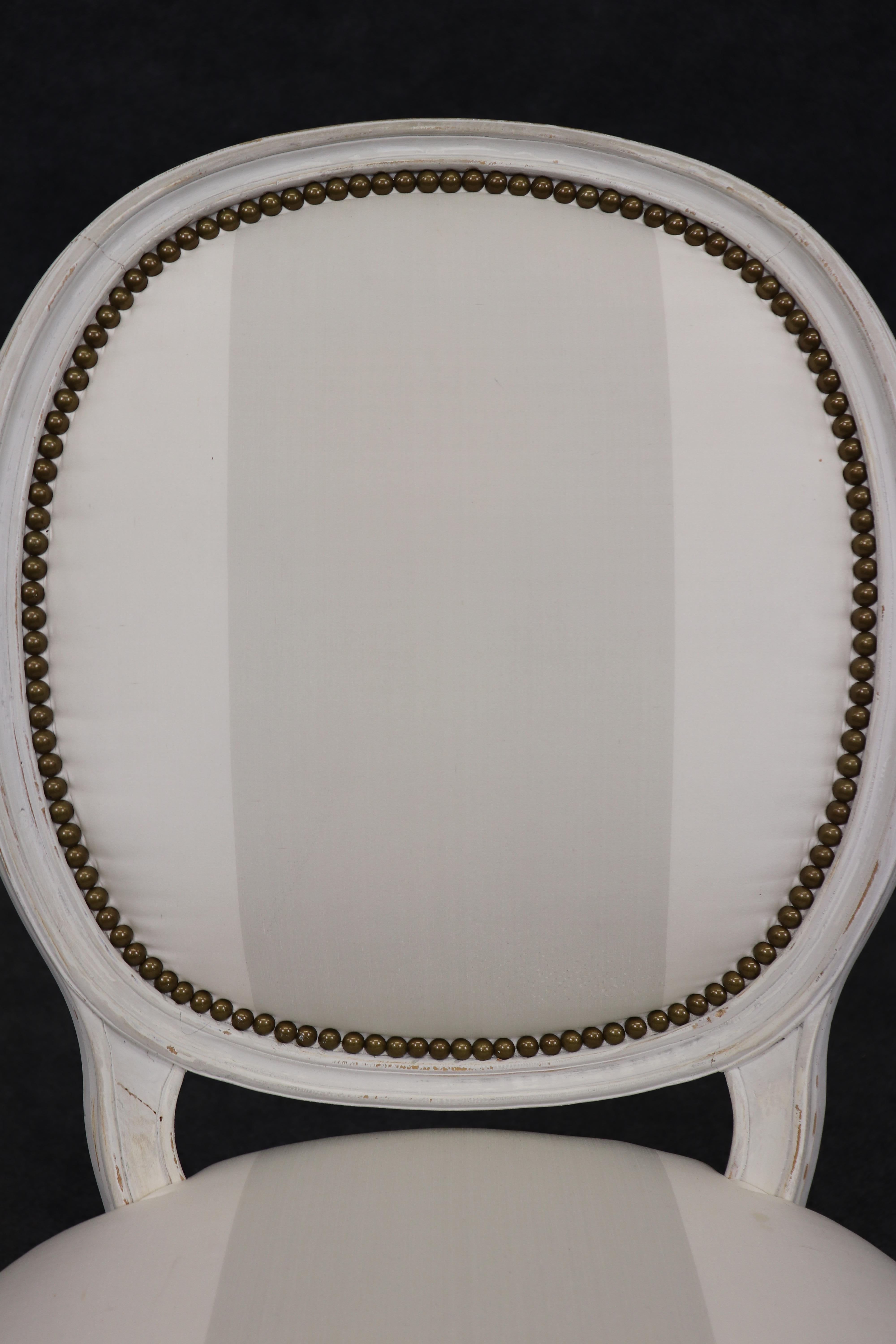 Set di 8 splendide sedie da pranzo stile Maison Jansen Luigi XVI dipinte di bianco in vendita 3