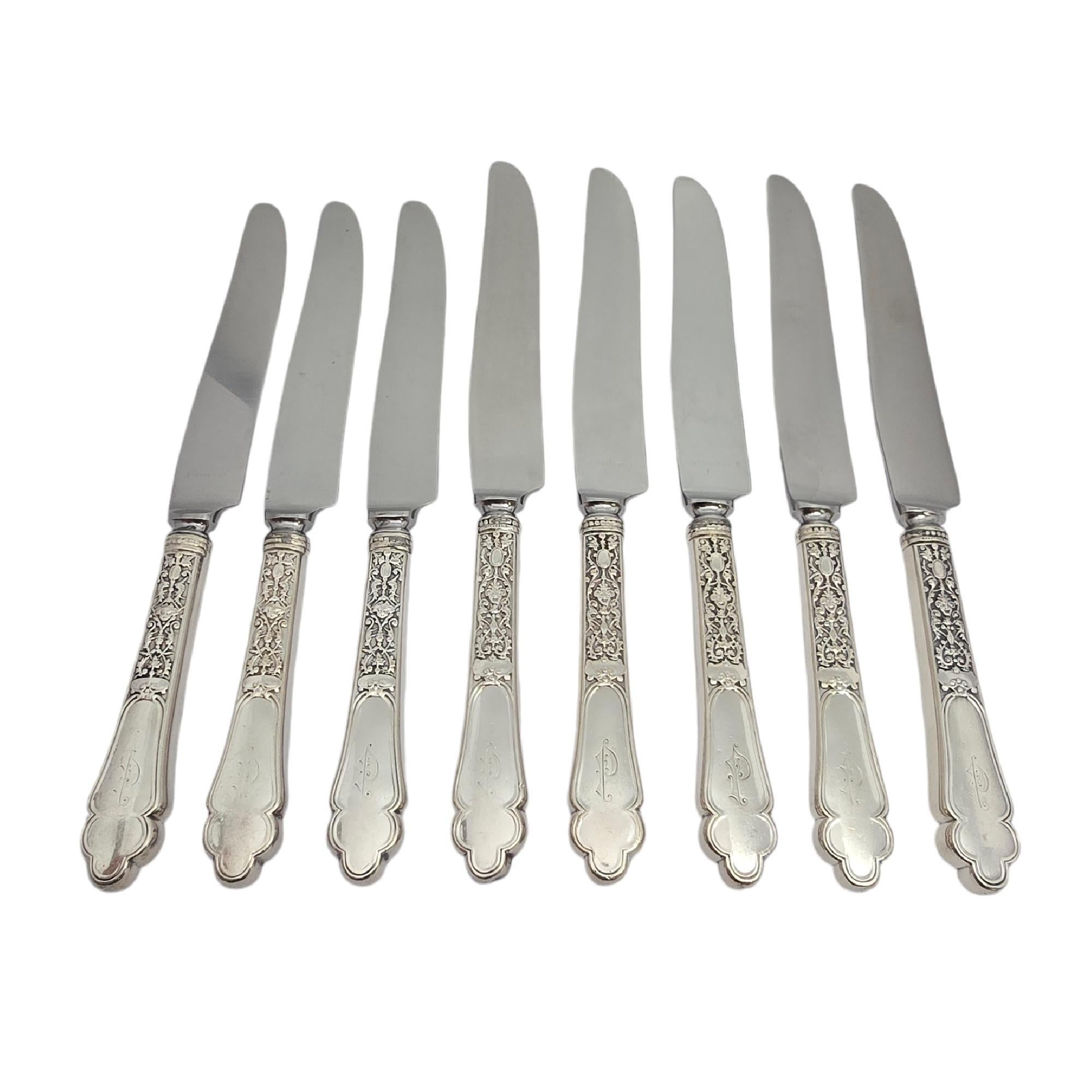 Set di 8 coltelli antichi con manico in argento sterling e lama inossidabile in due misure di Gorham nel modello Medici Old.

Il monogramma sembra essere P & A

Medici Old di Gorham è un motivo a più motivi disegnato nel 1880. Chiamato così per